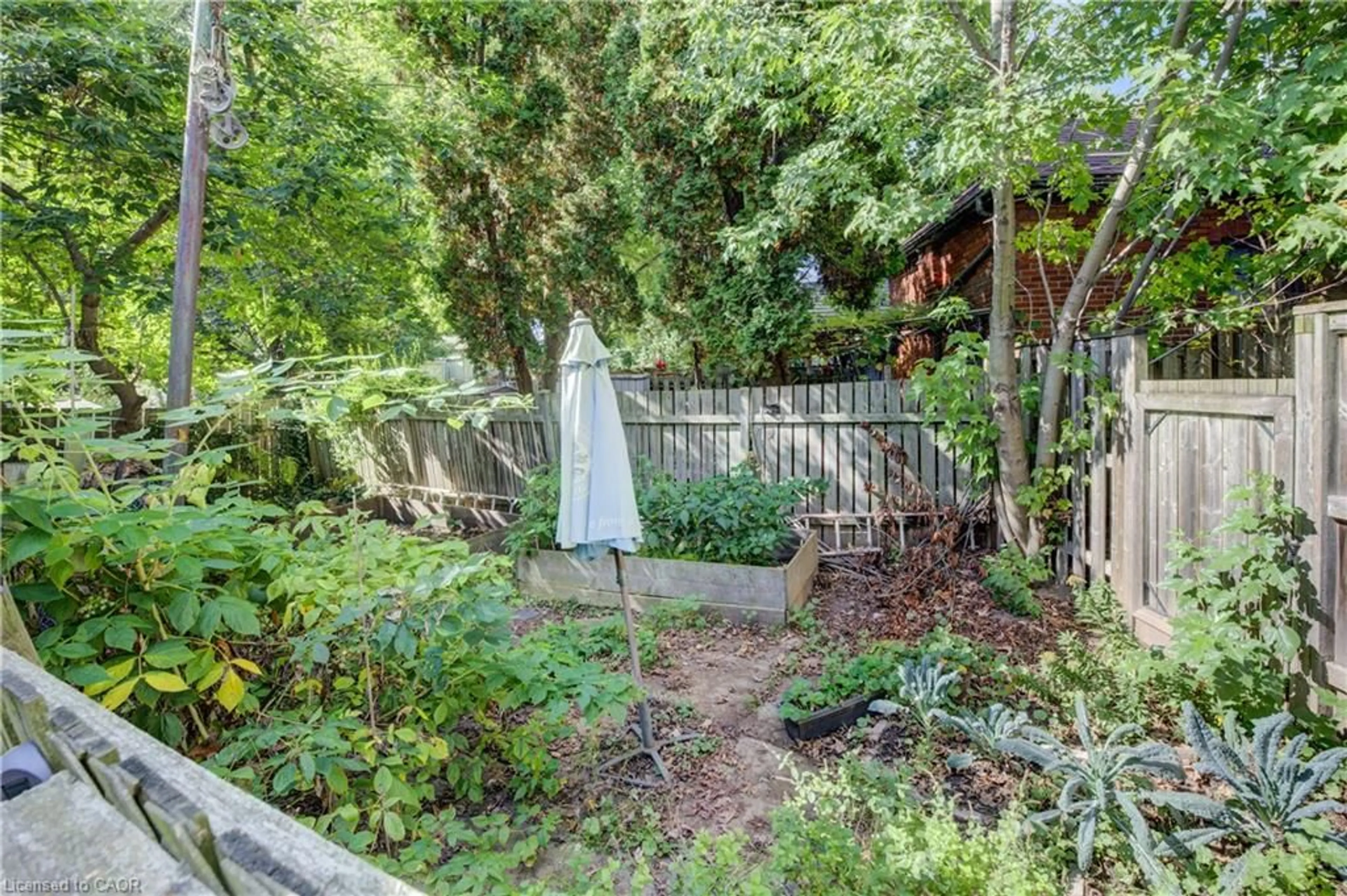 Patio, street for 465 Macnab St, Hamilton Ontario L8L 1L6