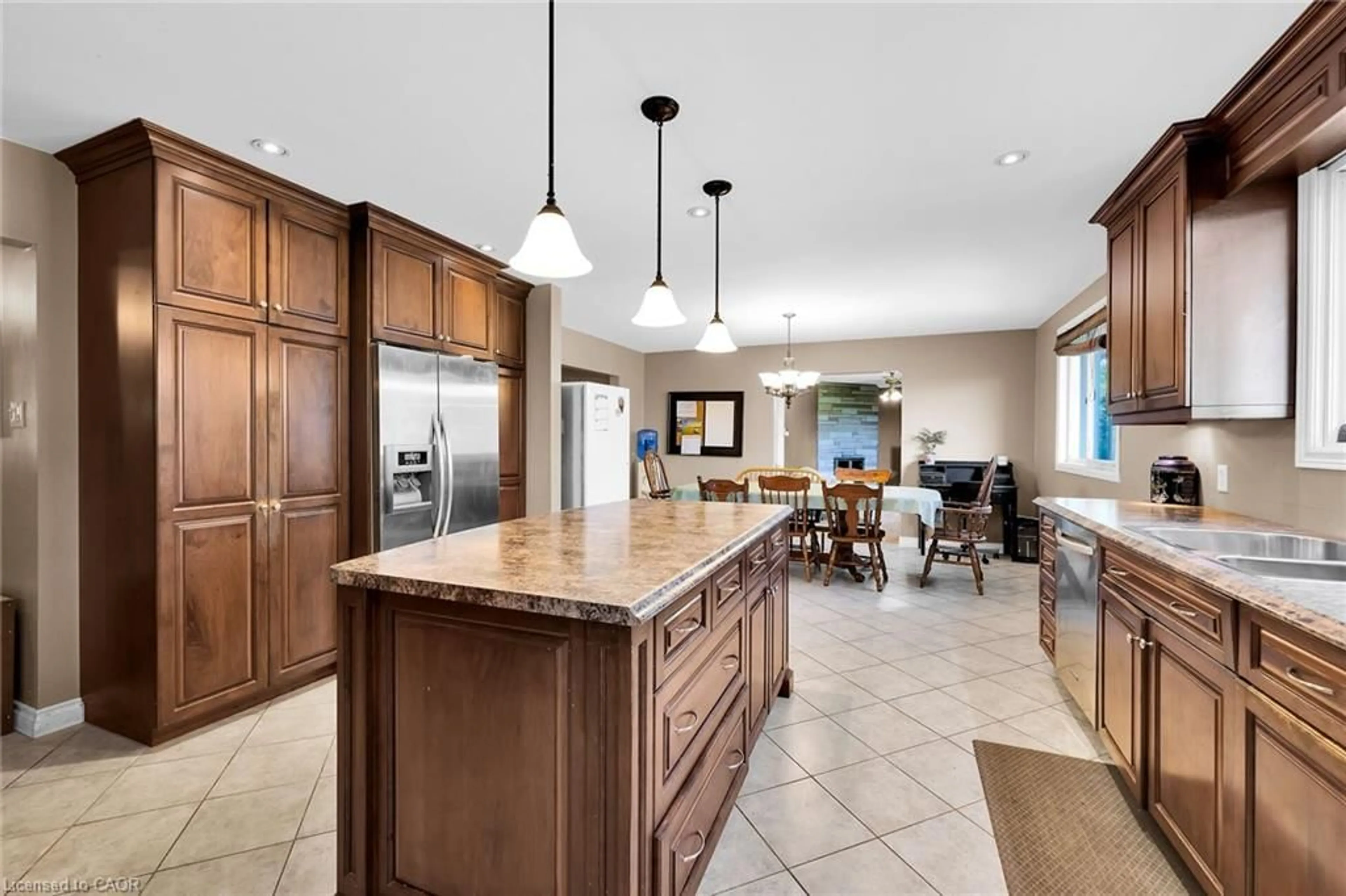 Open concept kitchen, ceramic/tile floor for 757 4th Line, Caledonia Ontario N3W 2B1