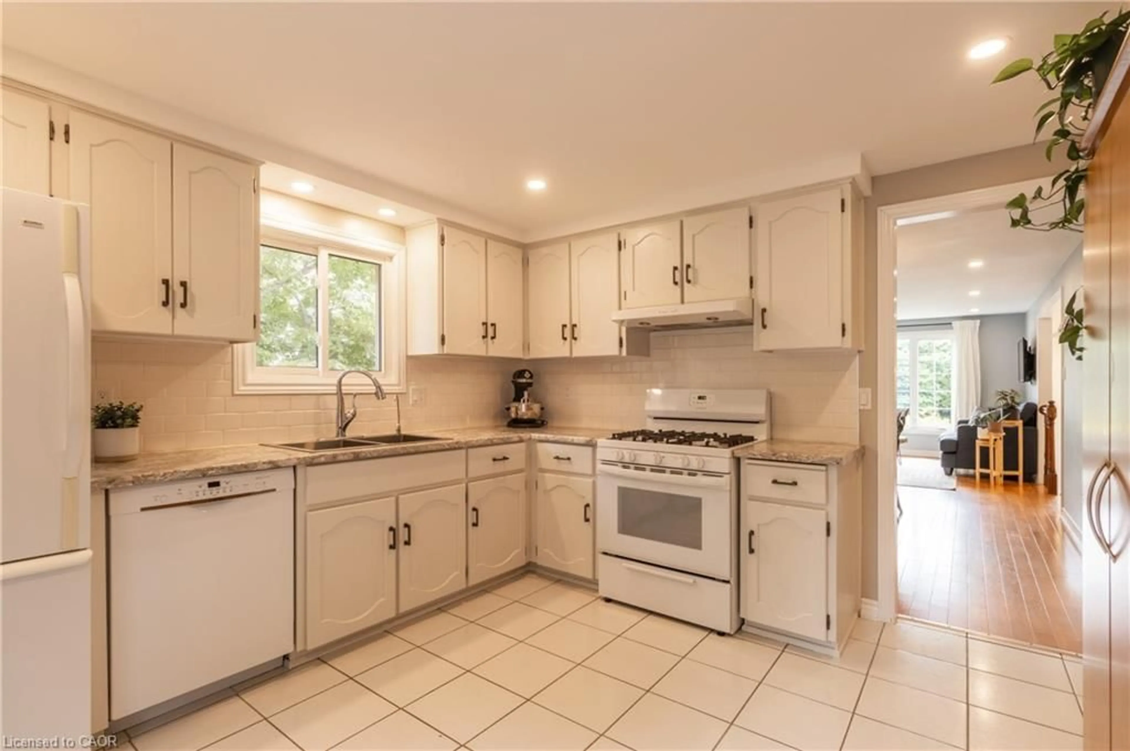 Standard kitchen, ceramic/tile floor for 245 Stephanie Dr, Guelph Ontario N1K 1L8