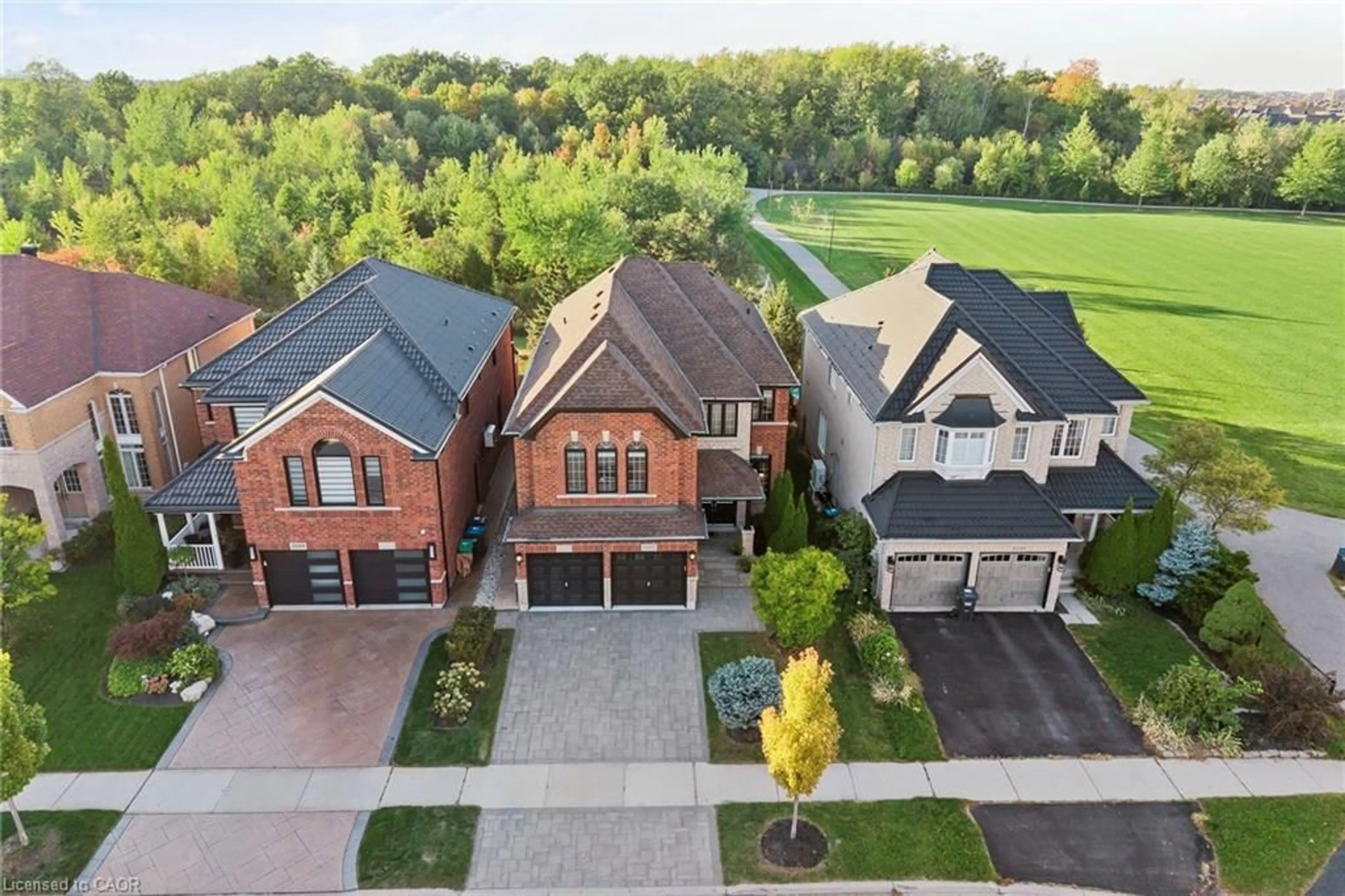 A pic from outside/outdoor area/front of a property/back of a property/a pic from drone, street for 5095 Preservation Cir, Mississauga Ontario L5M 7T5