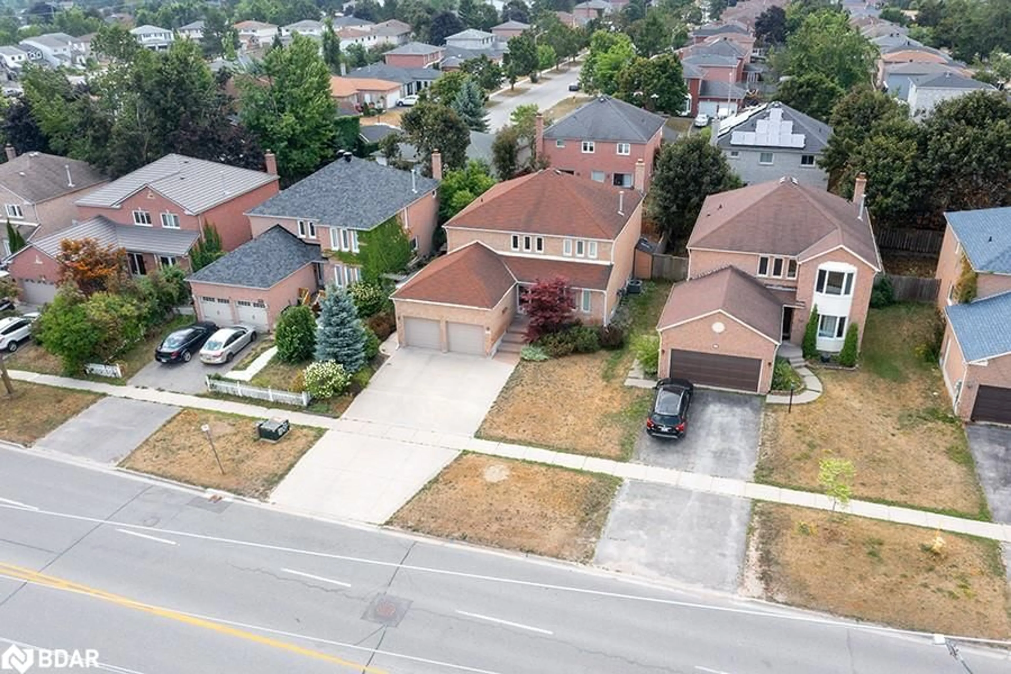 A pic from outside/outdoor area/front of a property/back of a property/a pic from drone, street for 456 St Vincent St, Barrie Ontario L4M 6C8