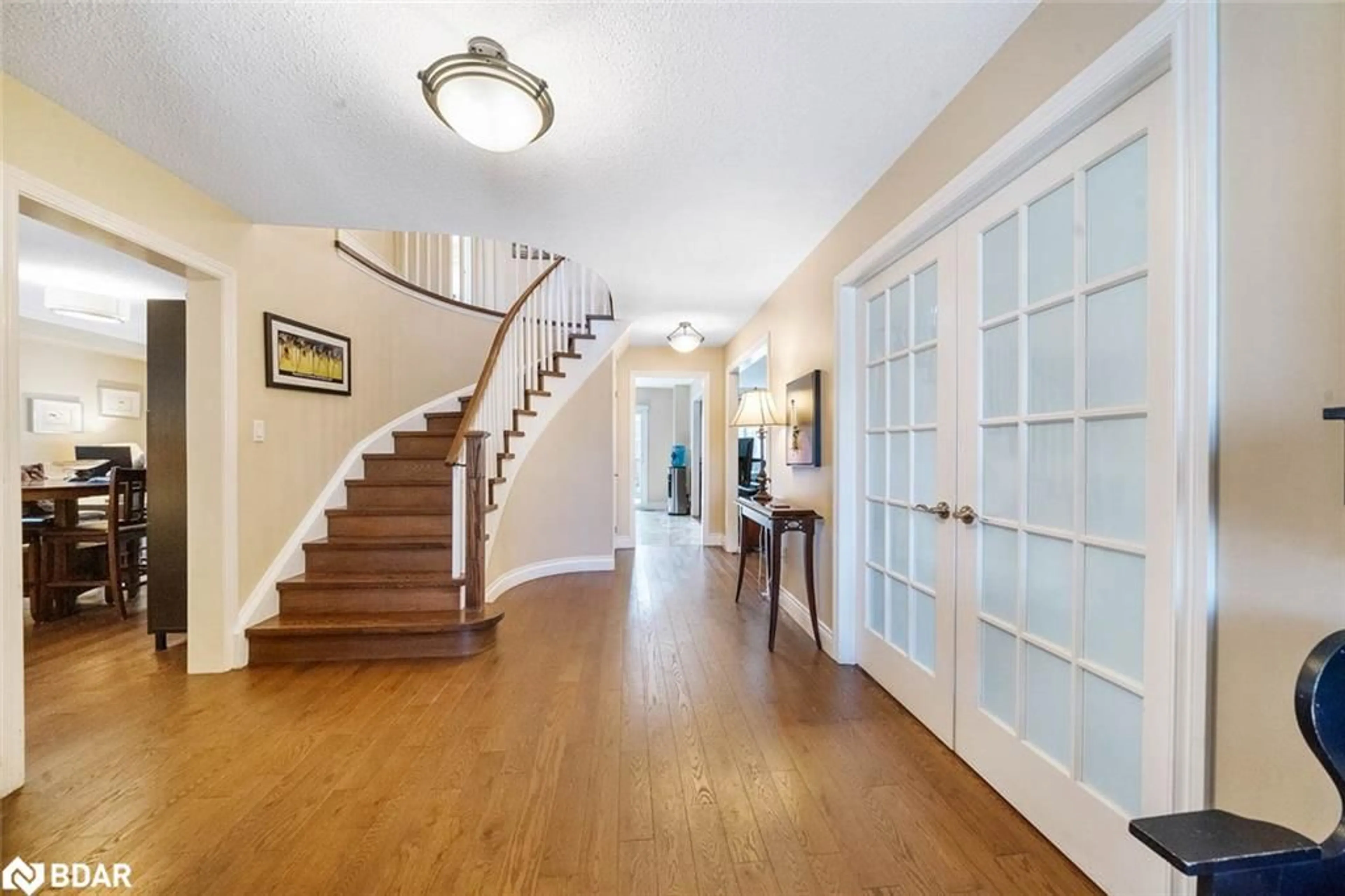 Indoor foyer for 456 St Vincent St, Barrie Ontario L4M 6C8