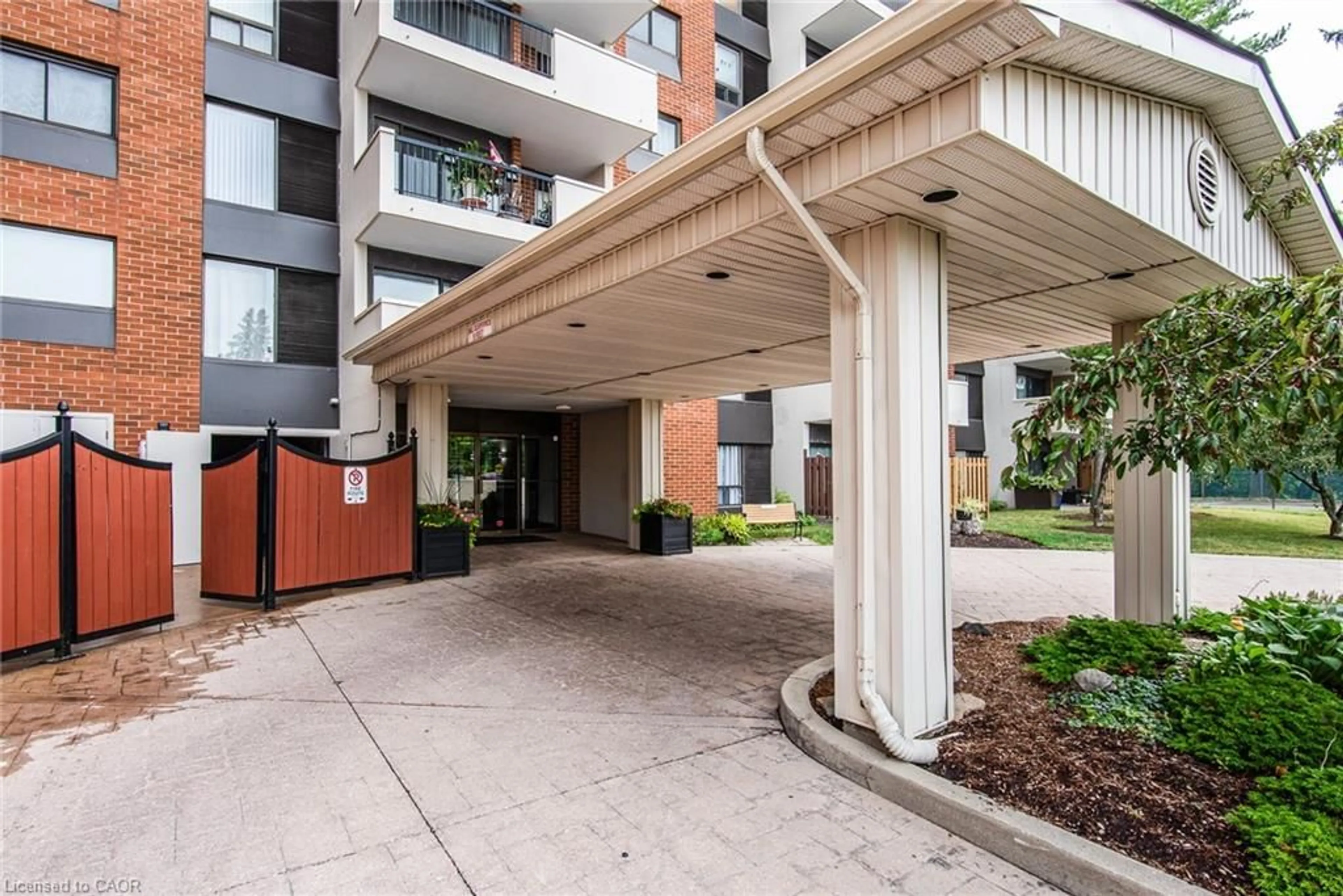 Indoor foyer for 260 Sheldon Ave #807, Kitchener Ontario N2H 6P2
