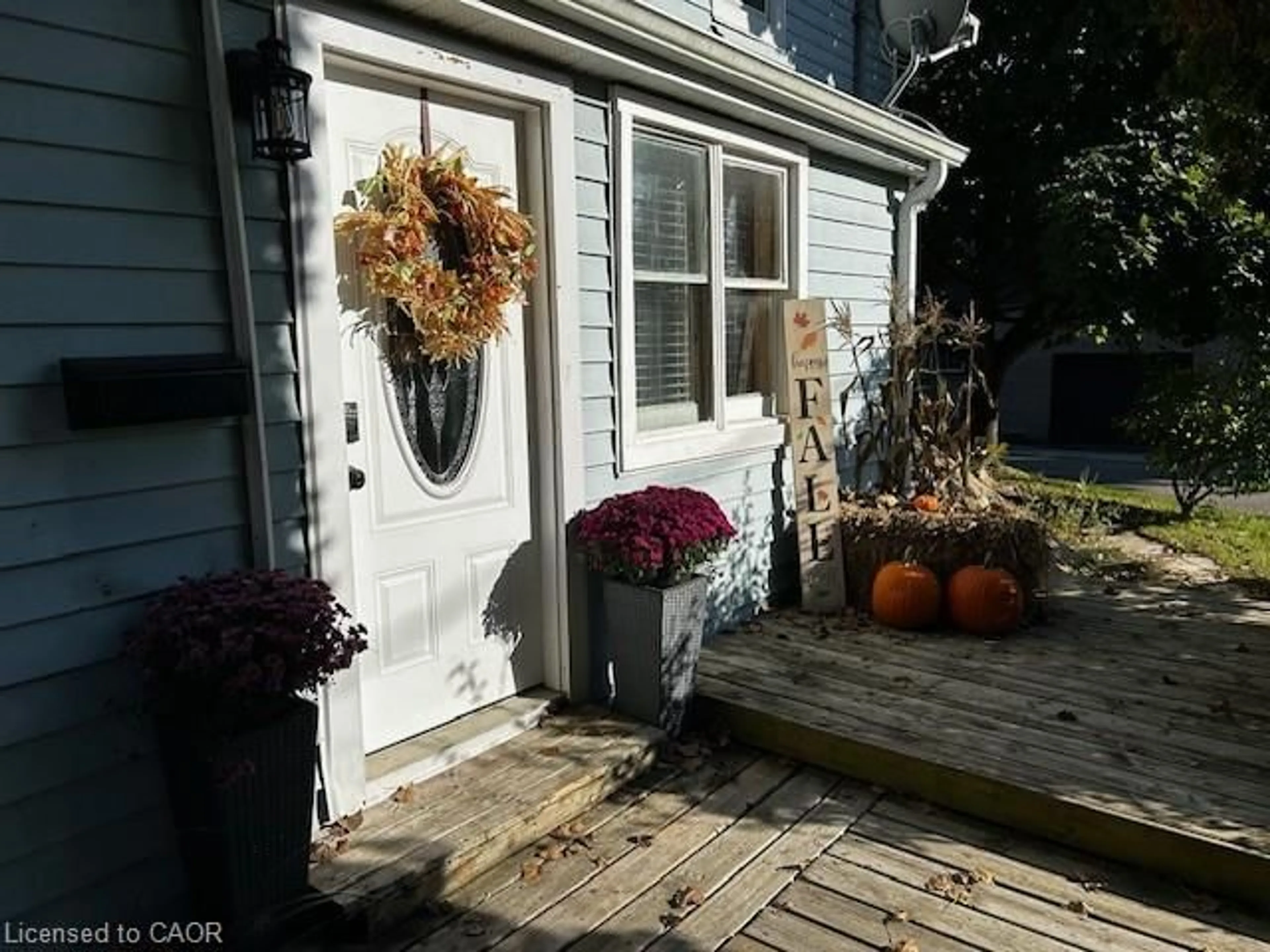 Indoor entryway for 1 John Ave, Paris Ontario N3L 2S8
