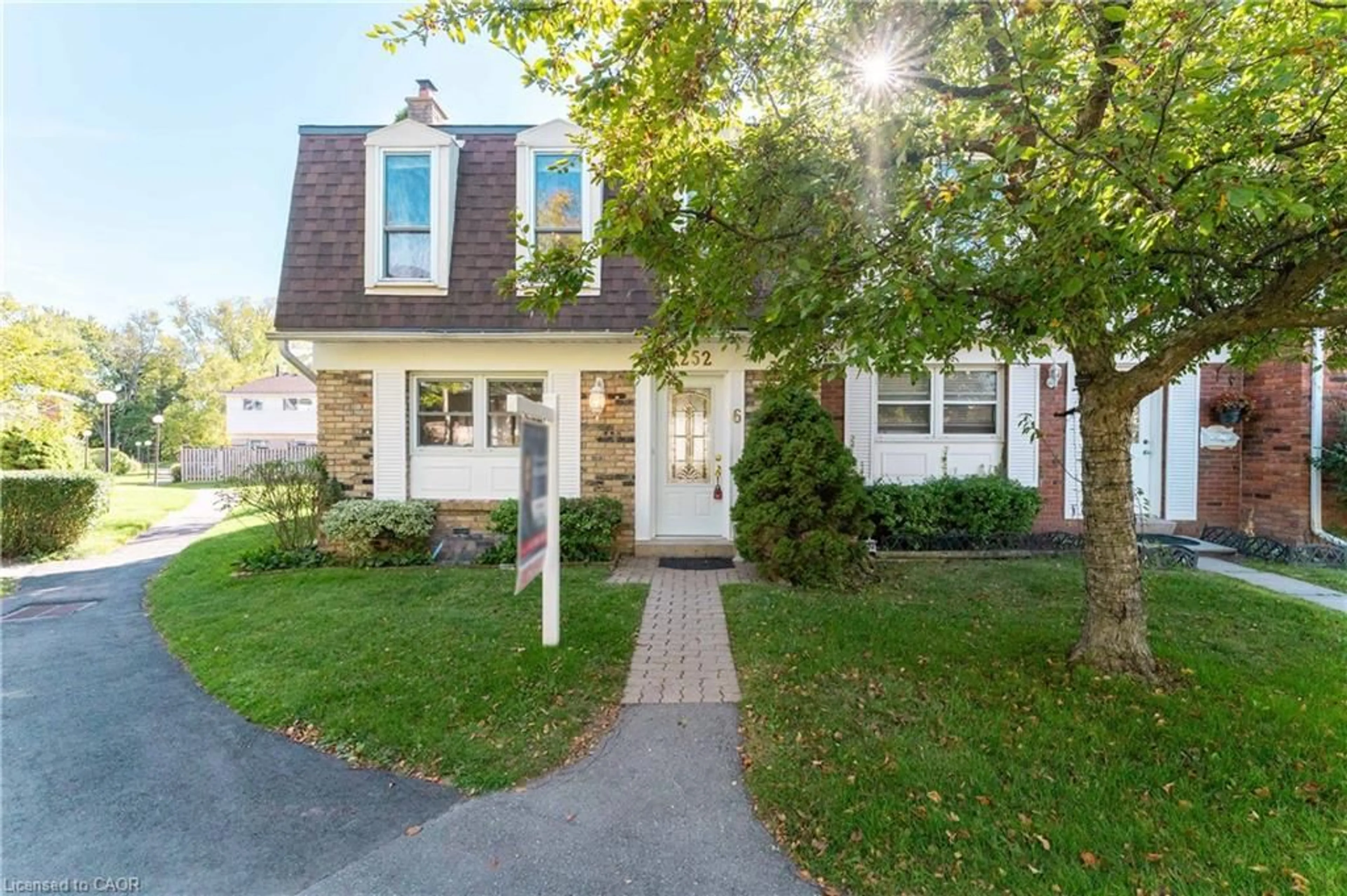 Home with vinyl exterior material, street for 2252 Upper Middle Rd #6, Burlington Ontario L7P 2Z9