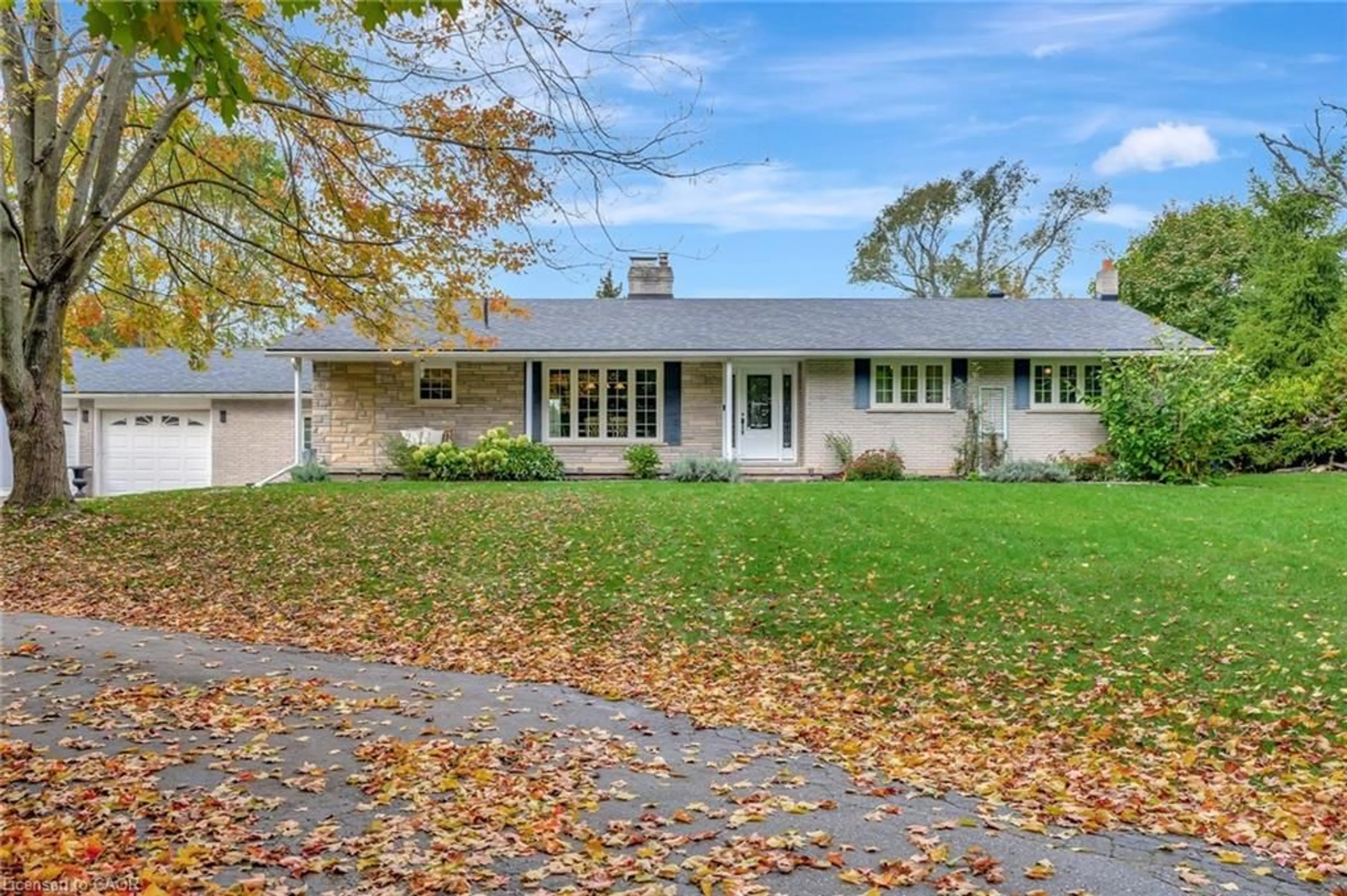 Home with vinyl exterior material, street for 6692 Gore Road, Puslinch Ontario N0B 2J0
