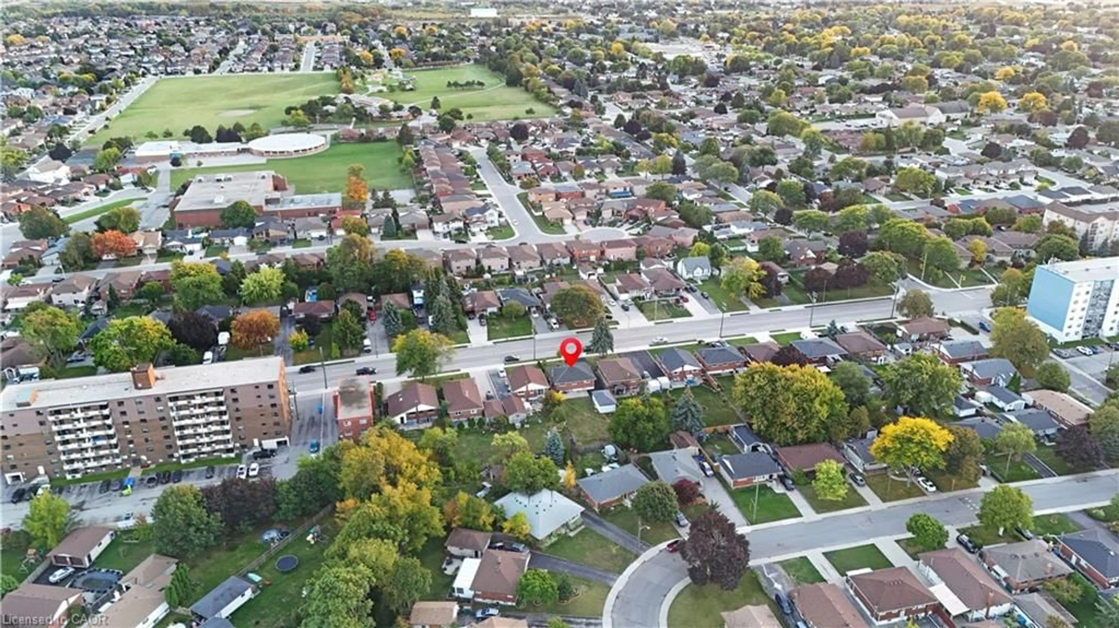 A pic from outside/outdoor area/front of a property/back of a property/a pic from drone, street for 959 Mohawk Rd, Hamilton Ontario L8T 2R9