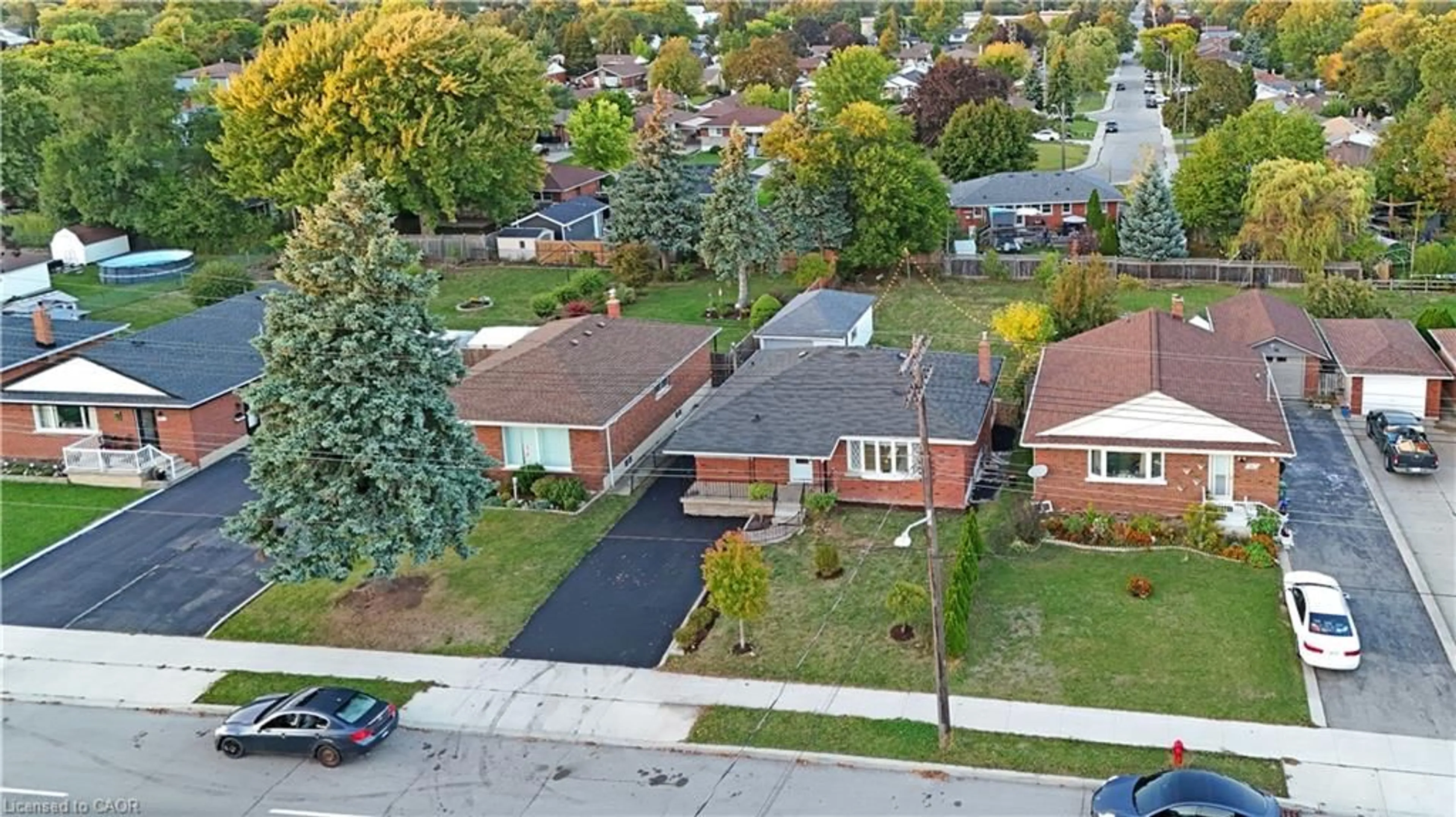A pic from outside/outdoor area/front of a property/back of a property/a pic from drone, street for 959 Mohawk Rd, Hamilton Ontario L8T 2R9