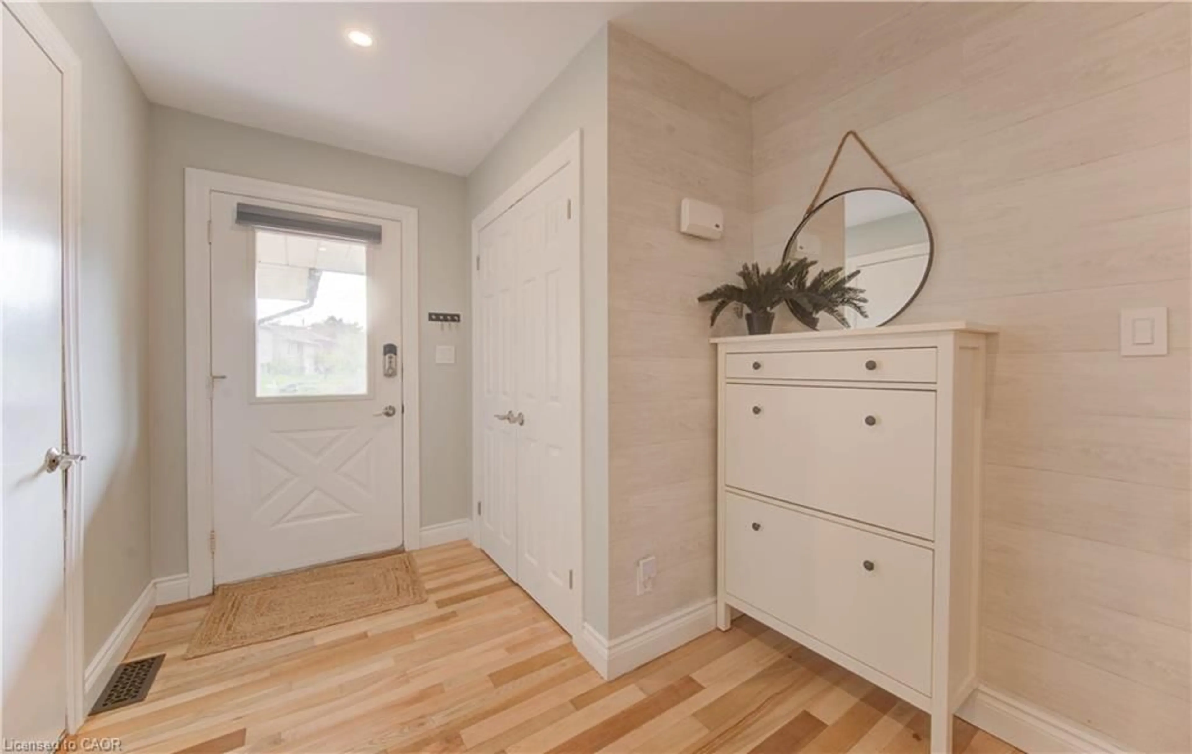 Indoor entryway for 84 Montana Cres, Kitchener Ontario N2N 2S1