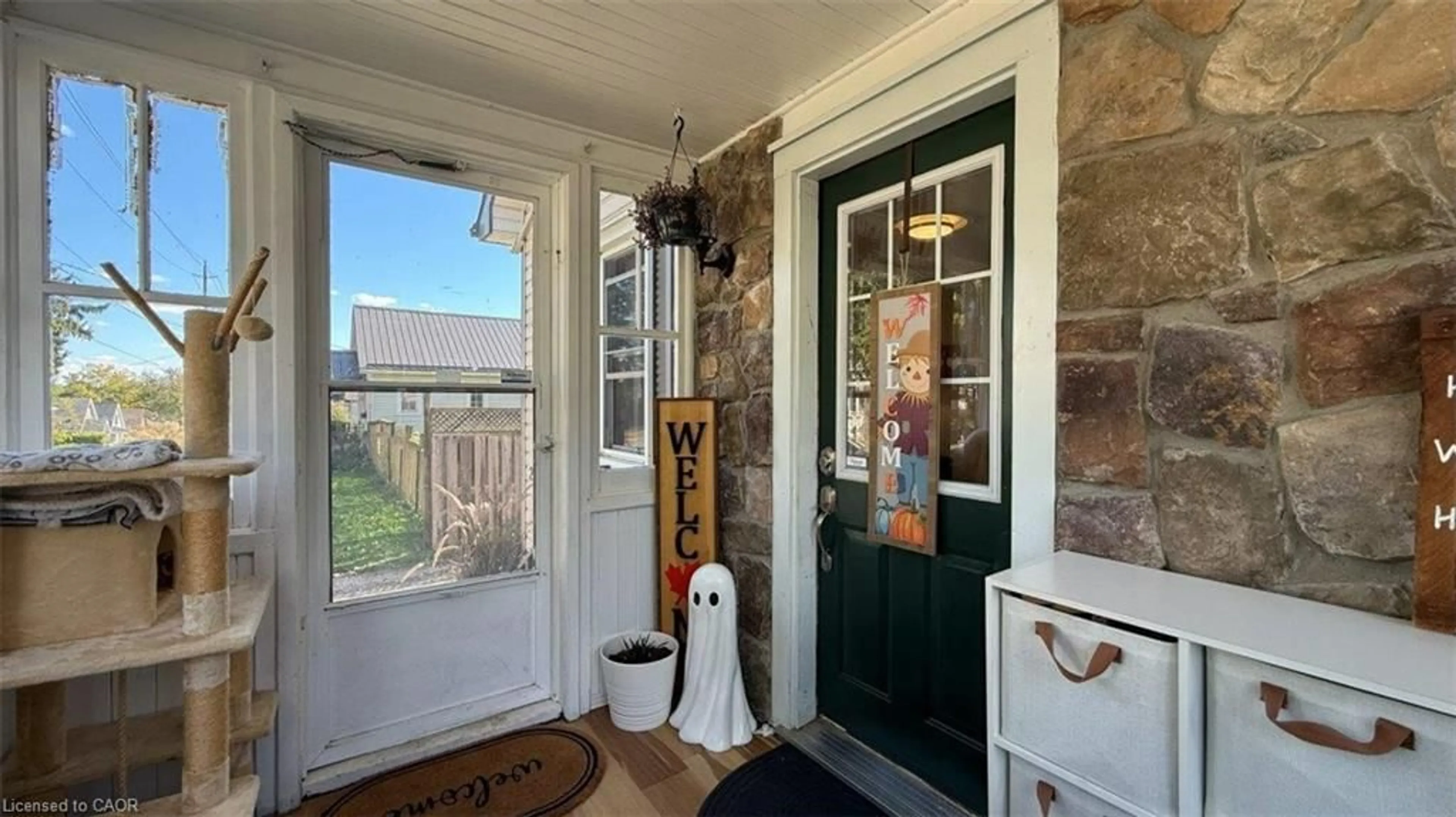 Indoor entryway for 250 Grove St, Simcoe Ontario N3Y 1K9