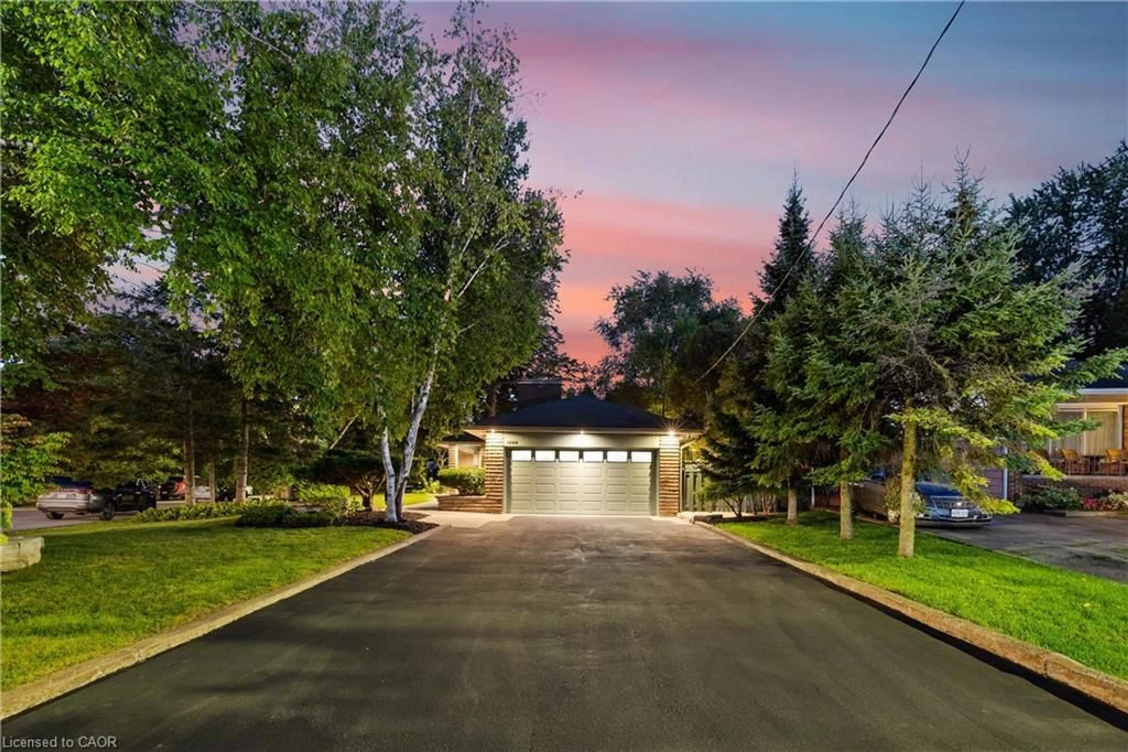 A pic from outside/outdoor area/front of a property/back of a property/a pic from drone, street for 1566 Ewald Rd, Mississauga Ontario L5G 4C3