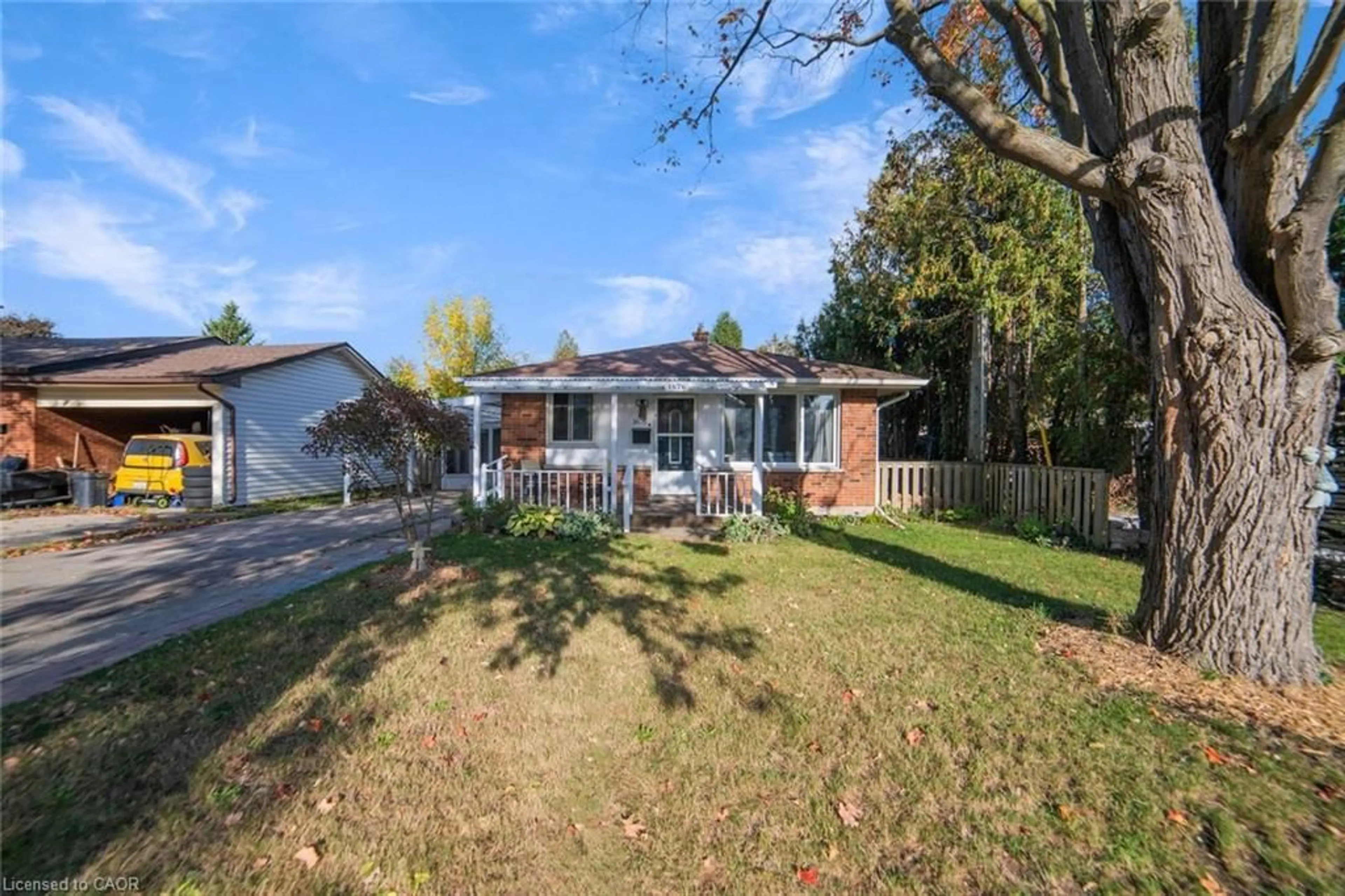 A pic from outside/outdoor area/front of a property/back of a property/a pic from drone, street for 1676 Holley Cres, Cambridge Ontario N3H 2S5