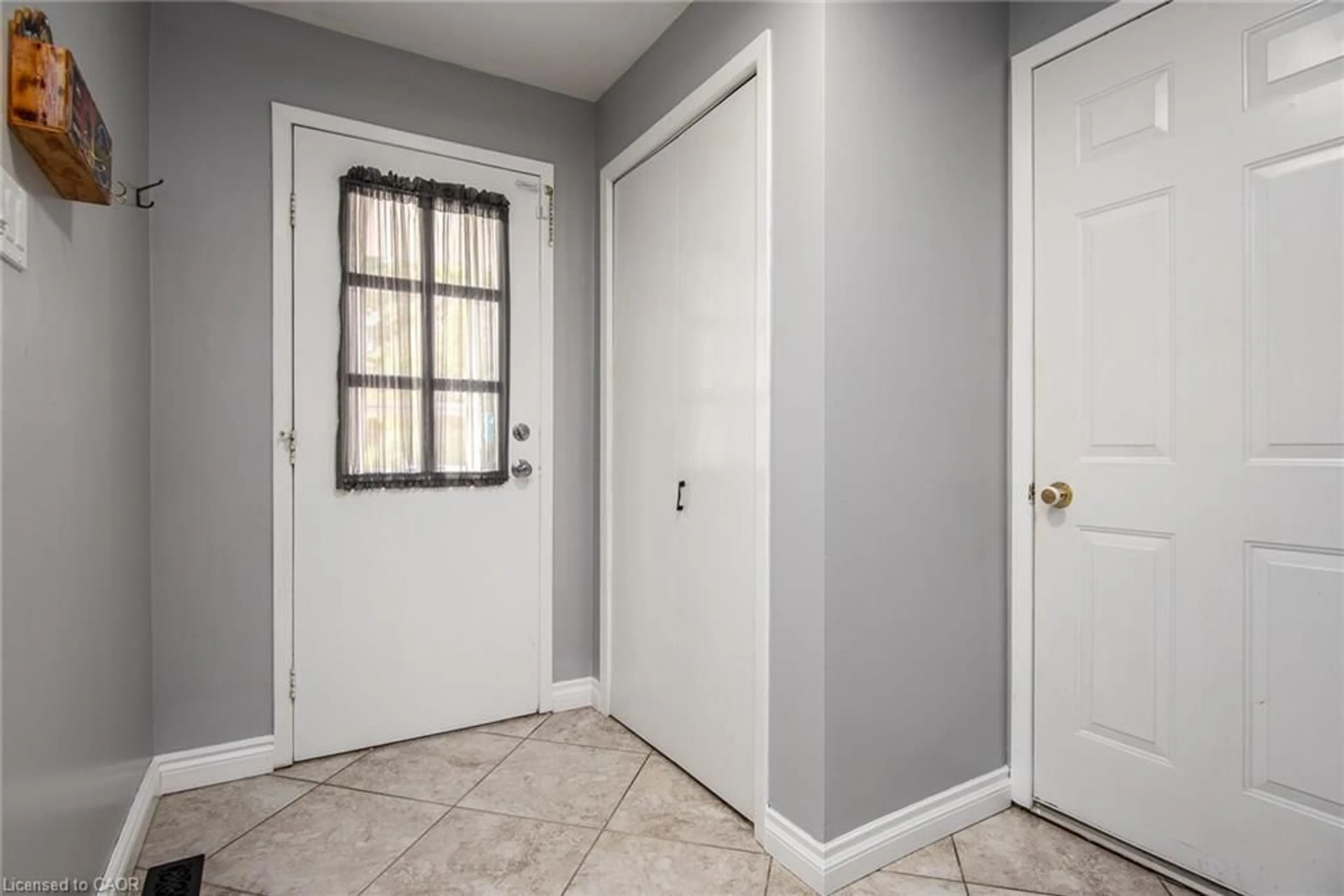 Indoor entryway for 7 Forest Glen Cres, Kitchener Ontario N2N 1C7