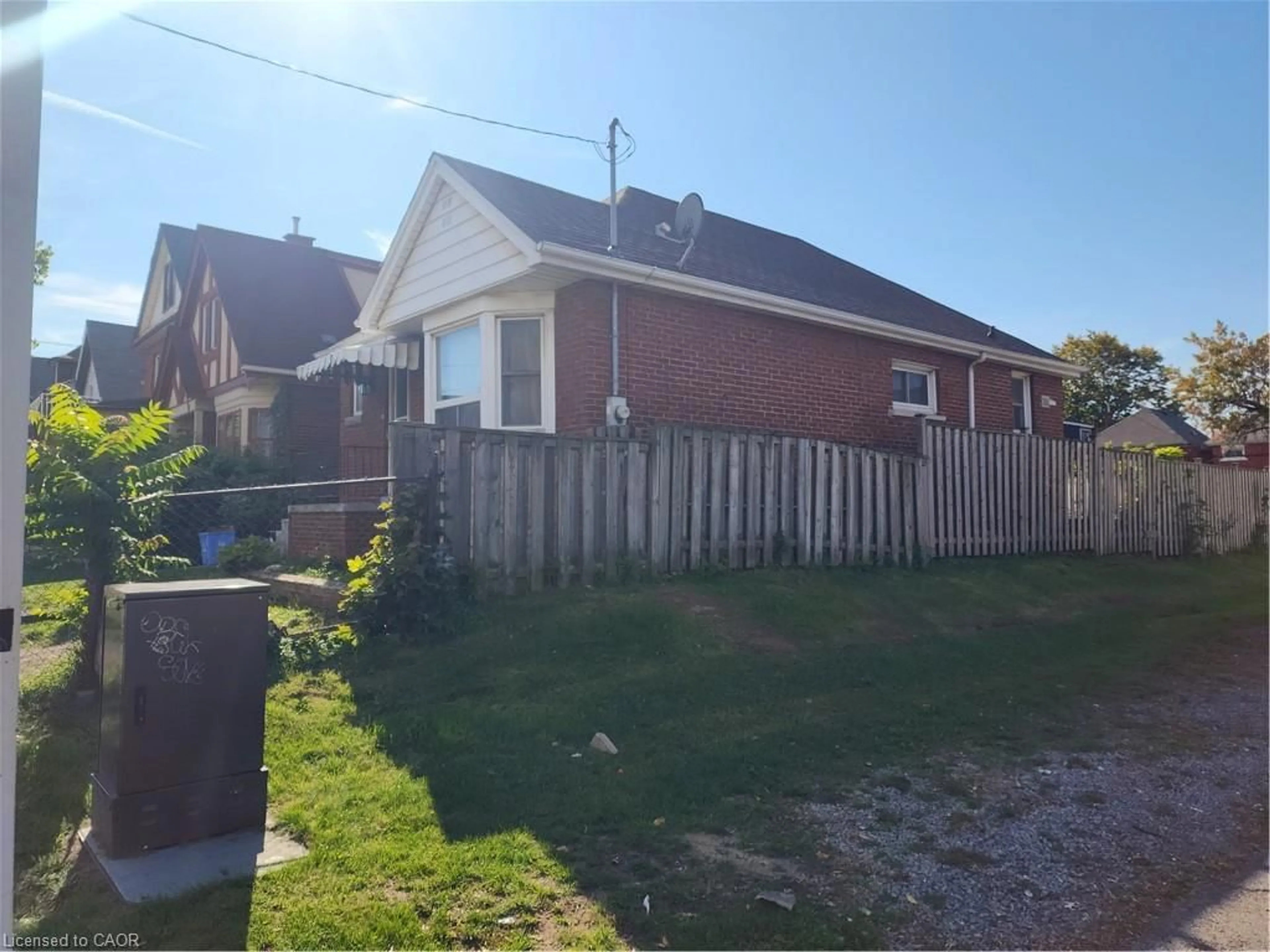 A pic from outside/outdoor area/front of a property/back of a property/a pic from drone, street for 199 Stirton St, Hamilton Ontario L8L 6G7