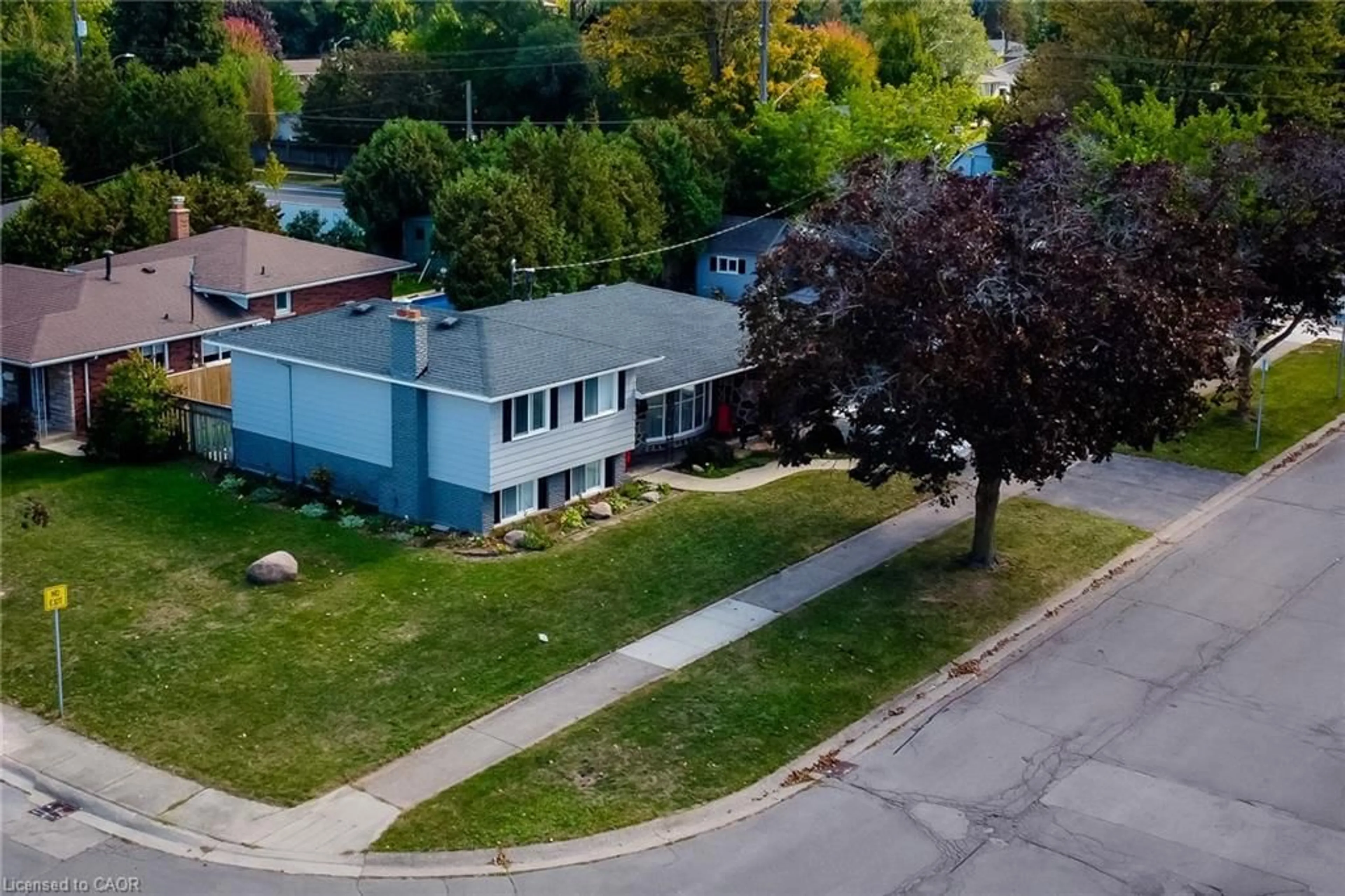 A pic from outside/outdoor area/front of a property/back of a property/a pic from drone, street for 82 Stoney Brook Dr, Stoney Creek Ontario L8G 3V6