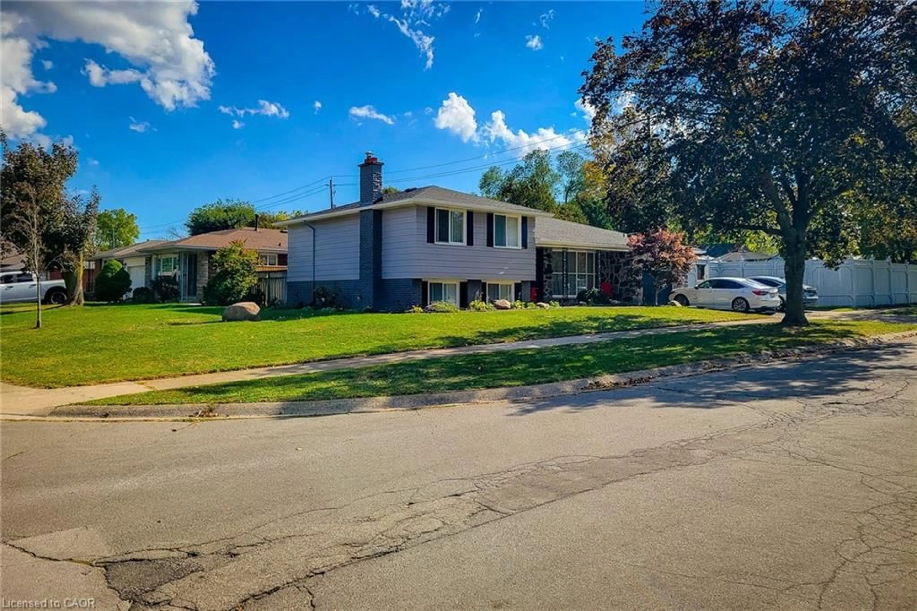 A pic from outside/outdoor area/front of a property/back of a property/a pic from drone, street for 82 Stoney Brook Dr, Stoney Creek Ontario L8G 3V6