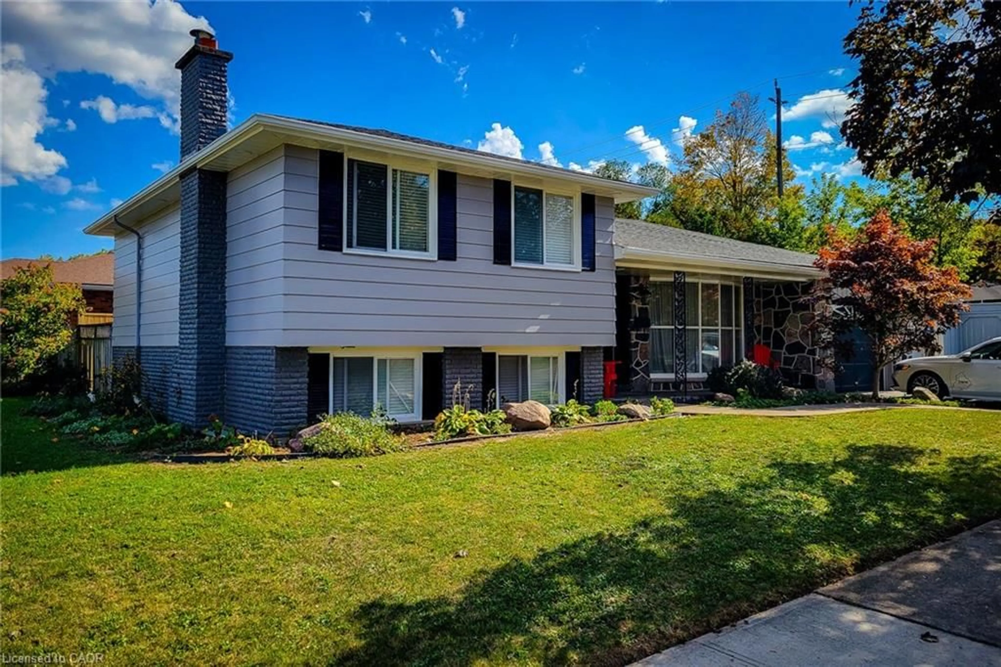 Home with vinyl exterior material, street for 82 Stoney Brook Dr, Stoney Creek Ontario L8G 3V6
