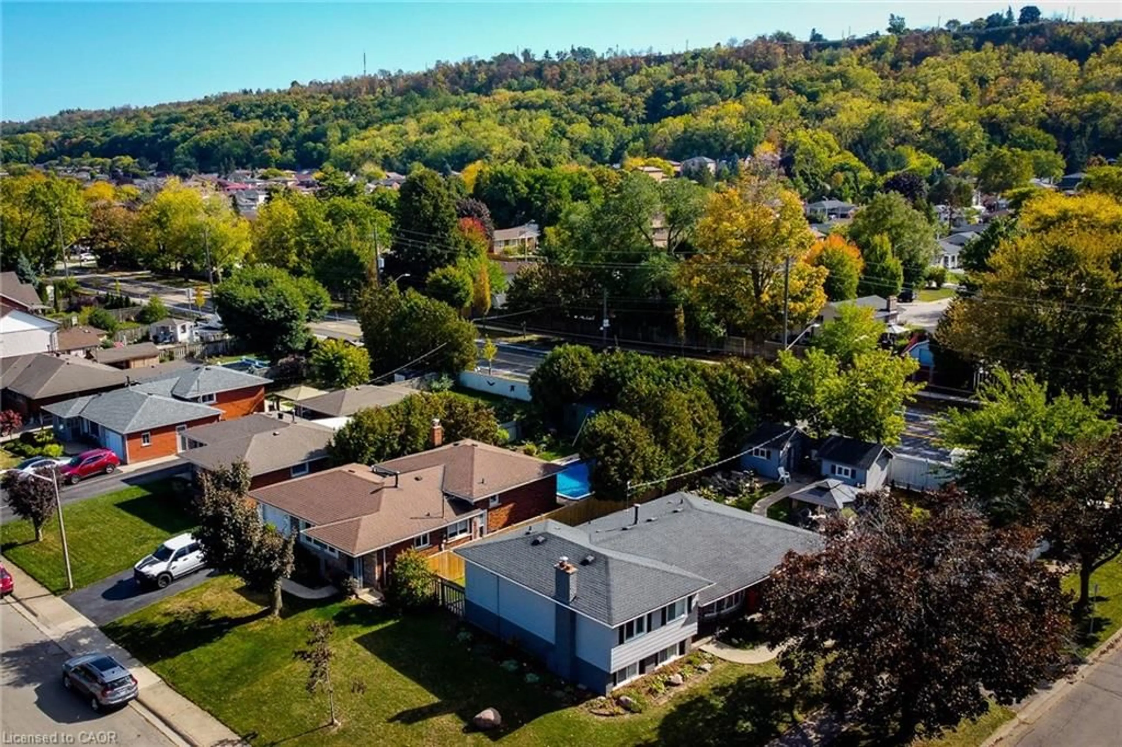 A pic from outside/outdoor area/front of a property/back of a property/a pic from drone, street for 82 Stoney Brook Dr, Stoney Creek Ontario L8G 3V6