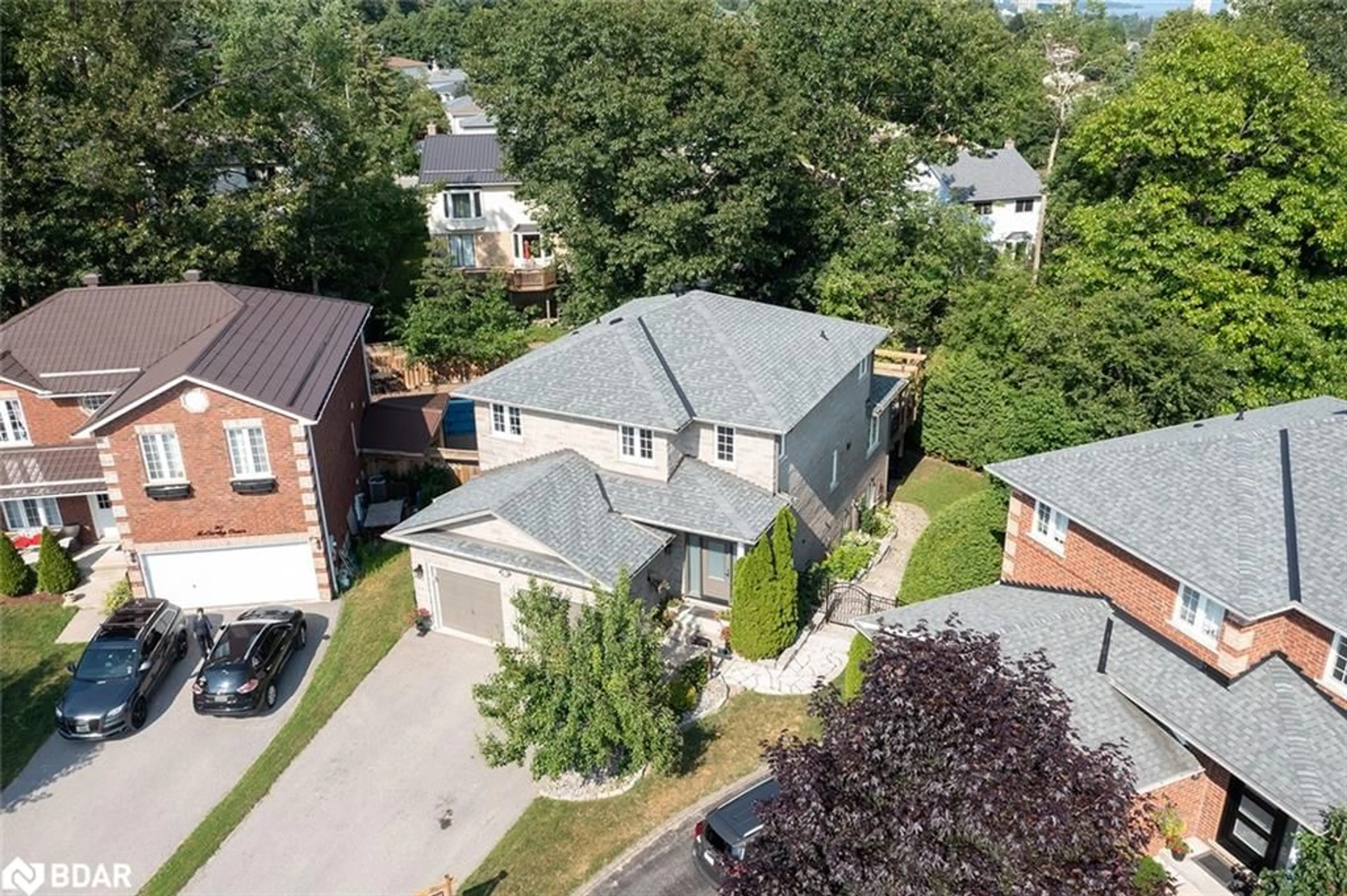 A pic from outside/outdoor area/front of a property/back of a property/a pic from drone, street for 19 Mccarthy Crt, Barrie Ontario L4N 5L5