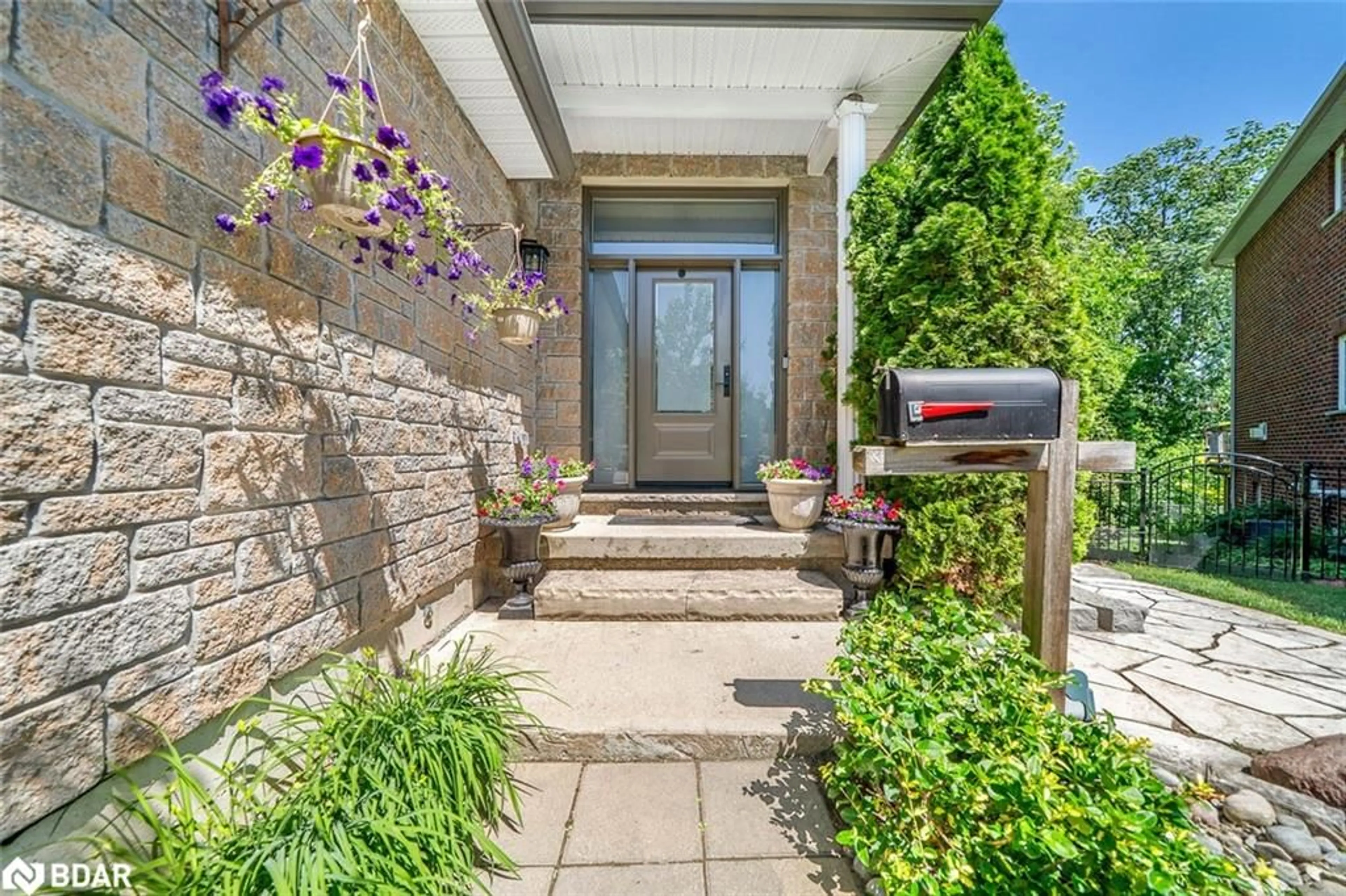Indoor entryway for 19 Mccarthy Crt, Barrie Ontario L4N 5L5