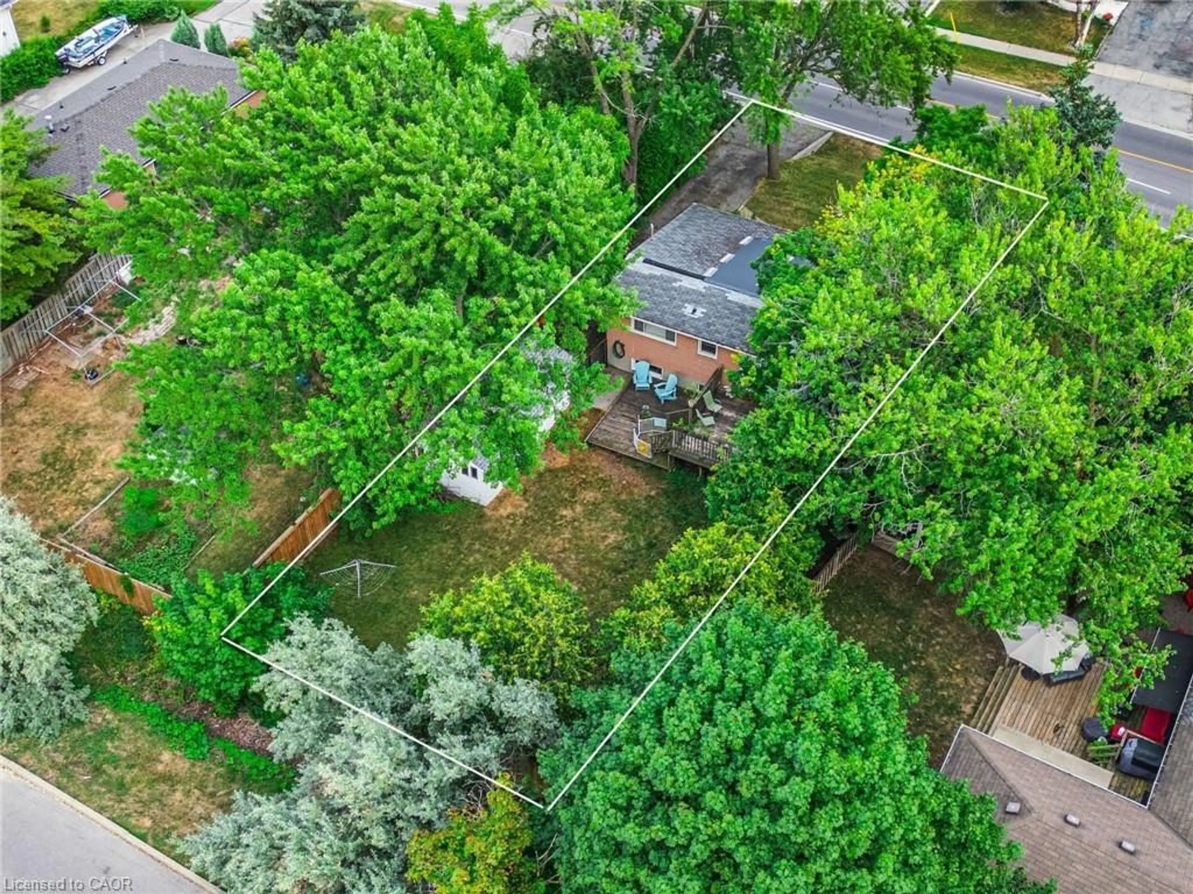 A pic from outside/outdoor area/front of a property/back of a property/a pic from drone, street for 611 Pinegrove Rd, Oakville Ontario L6K 2C5