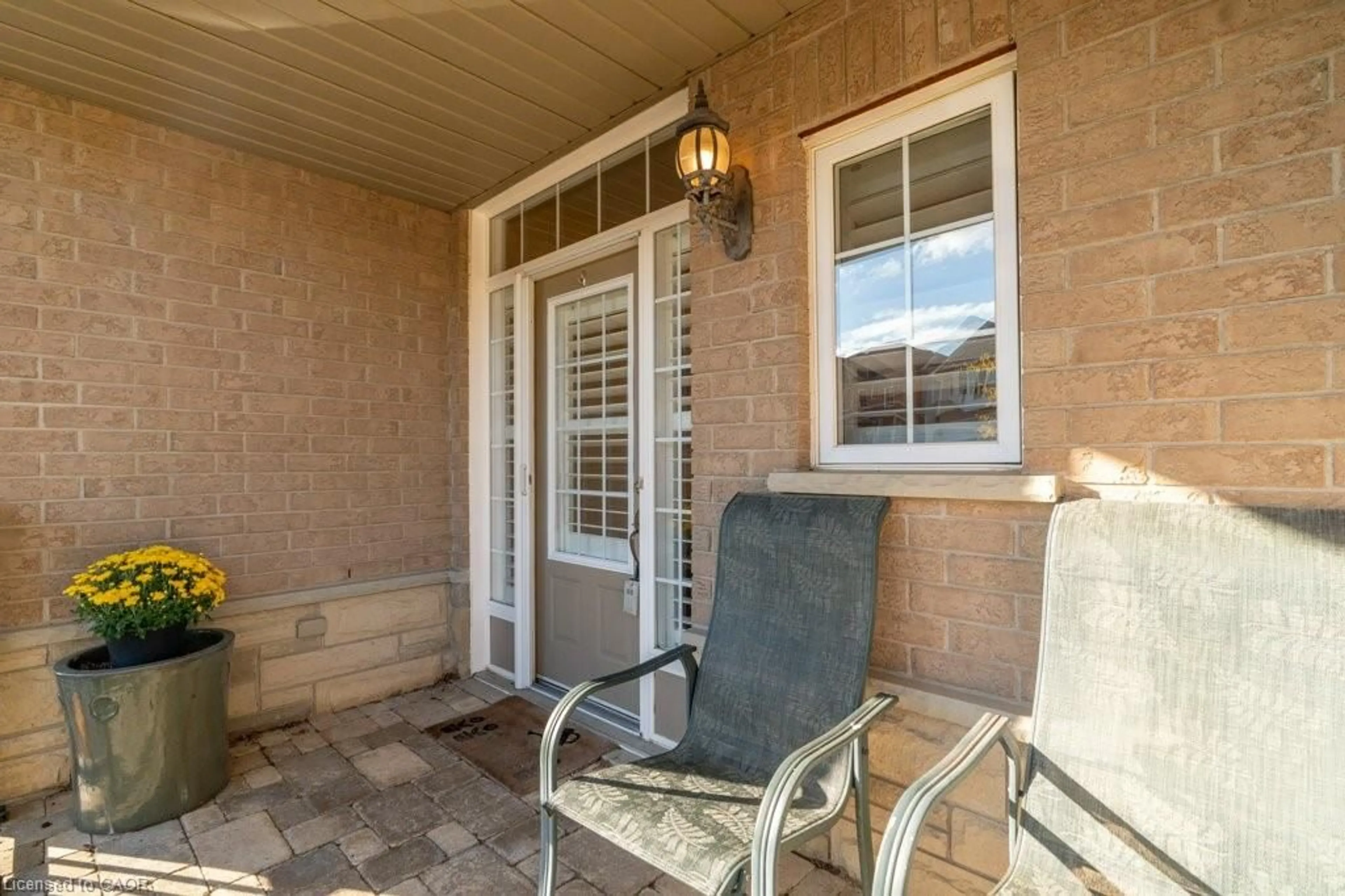 Patio, street for 589 Winterburg Walk, Waterloo Ontario N2V 2M8