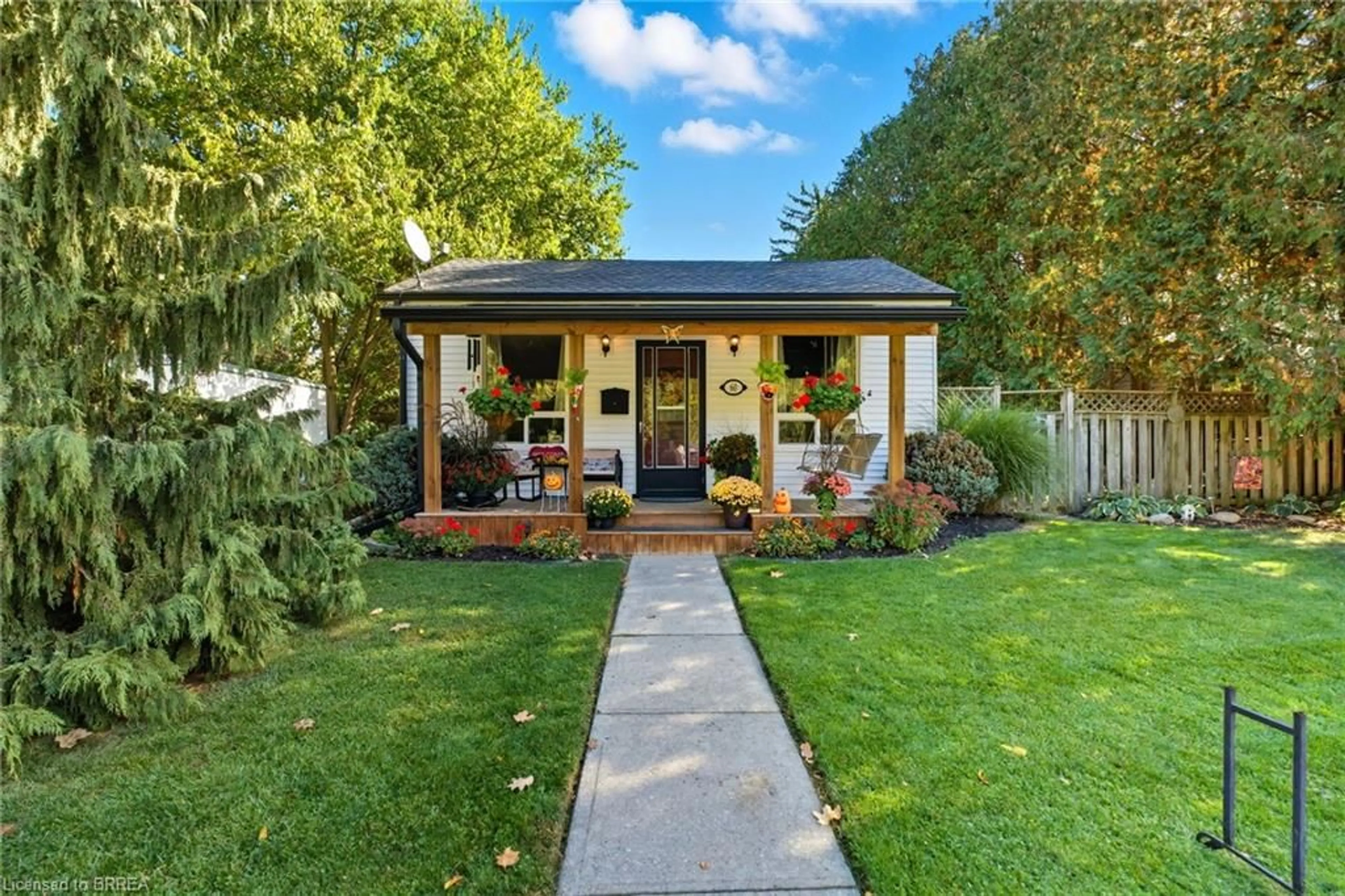 Patio, street for 60 Washington St, Paris Ontario N3L 2A8
