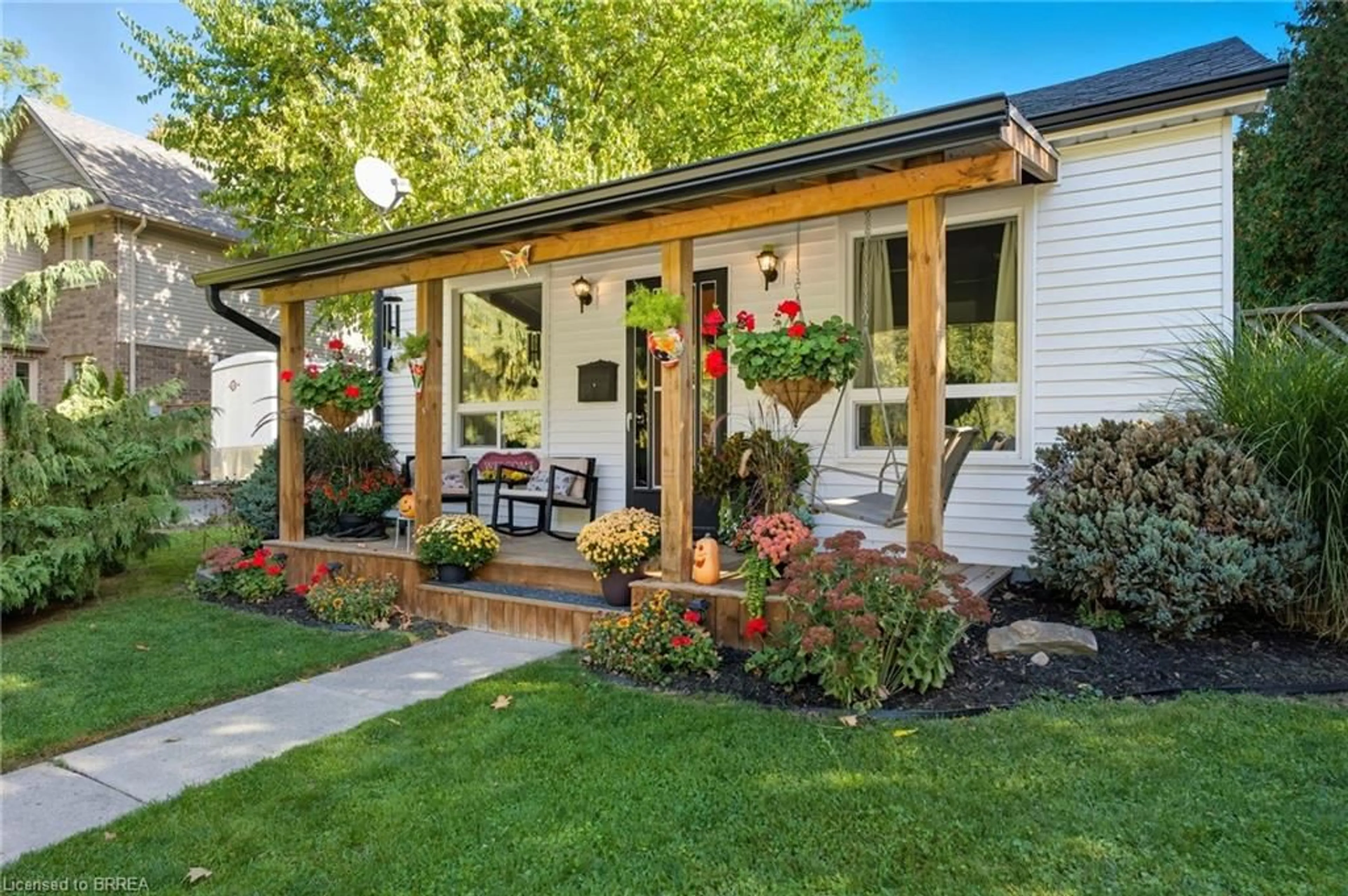 Patio, street for 60 Washington St, Paris Ontario N3L 2A8