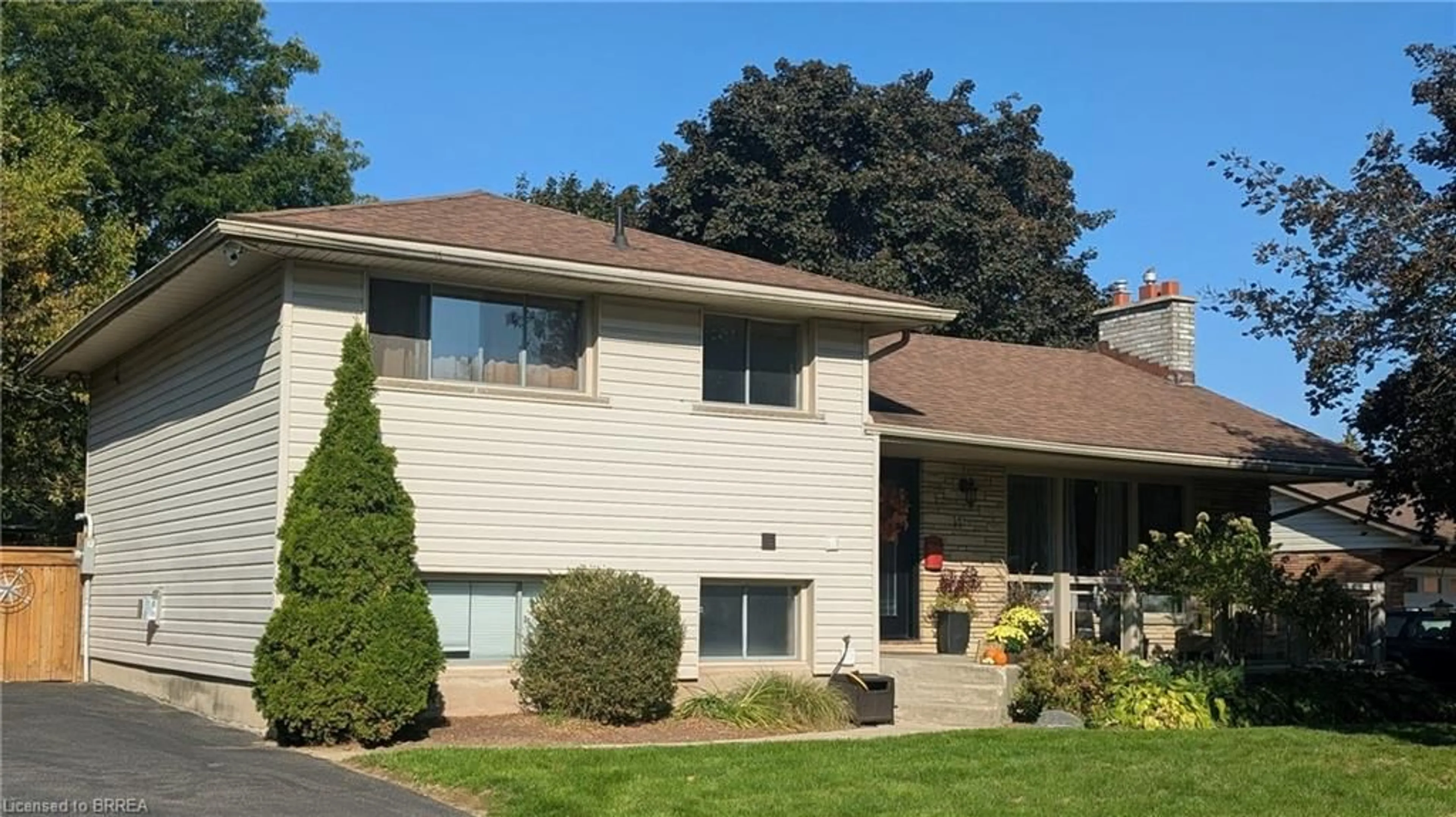 Home with brick exterior material, street for 14 Meadow Rd, Brantford Ontario N3R 3L1