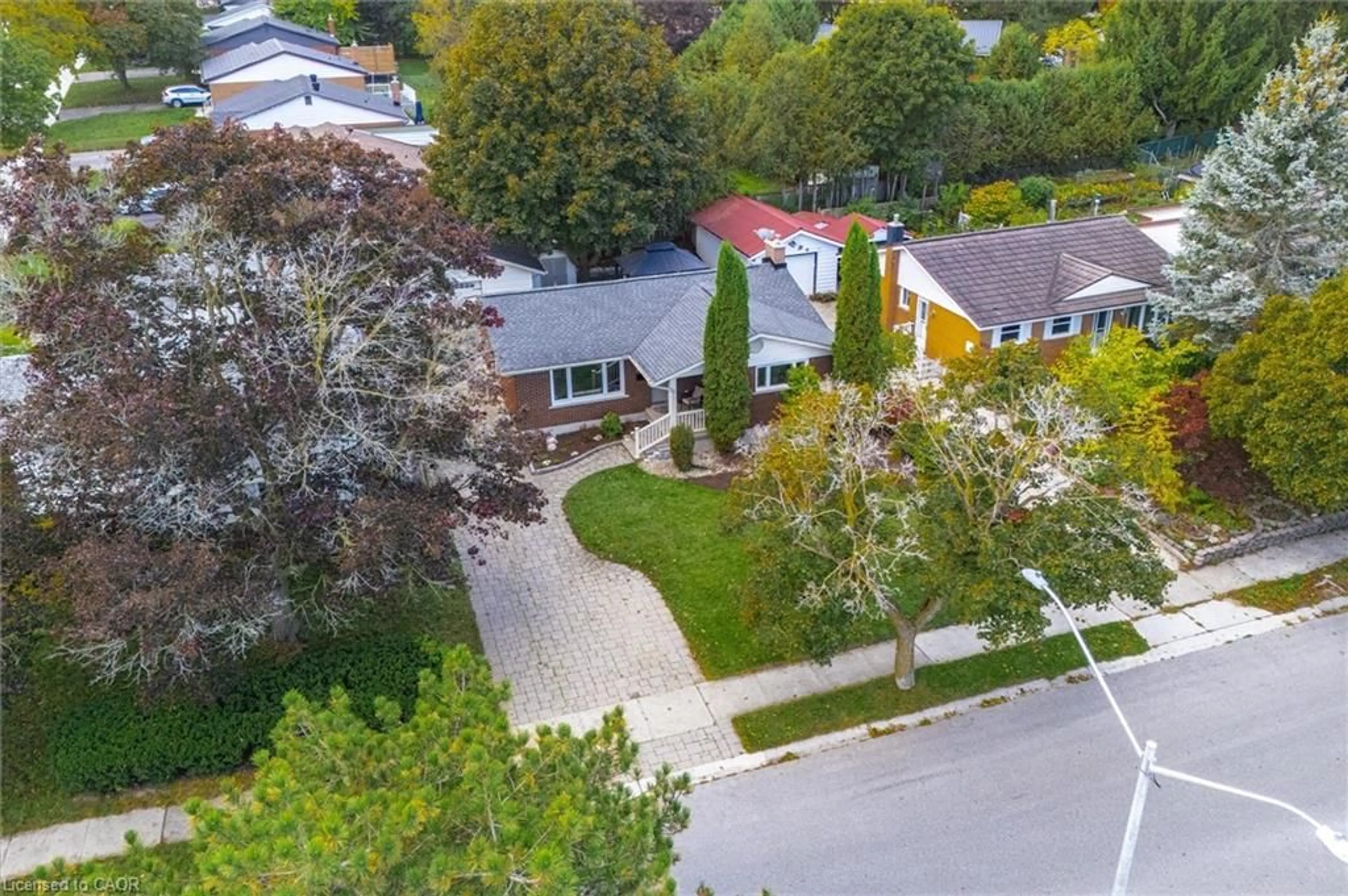 A pic from outside/outdoor area/front of a property/back of a property/a pic from drone, street for 521 Glen Forrest Blvd, Waterloo Ontario N2L 4H9