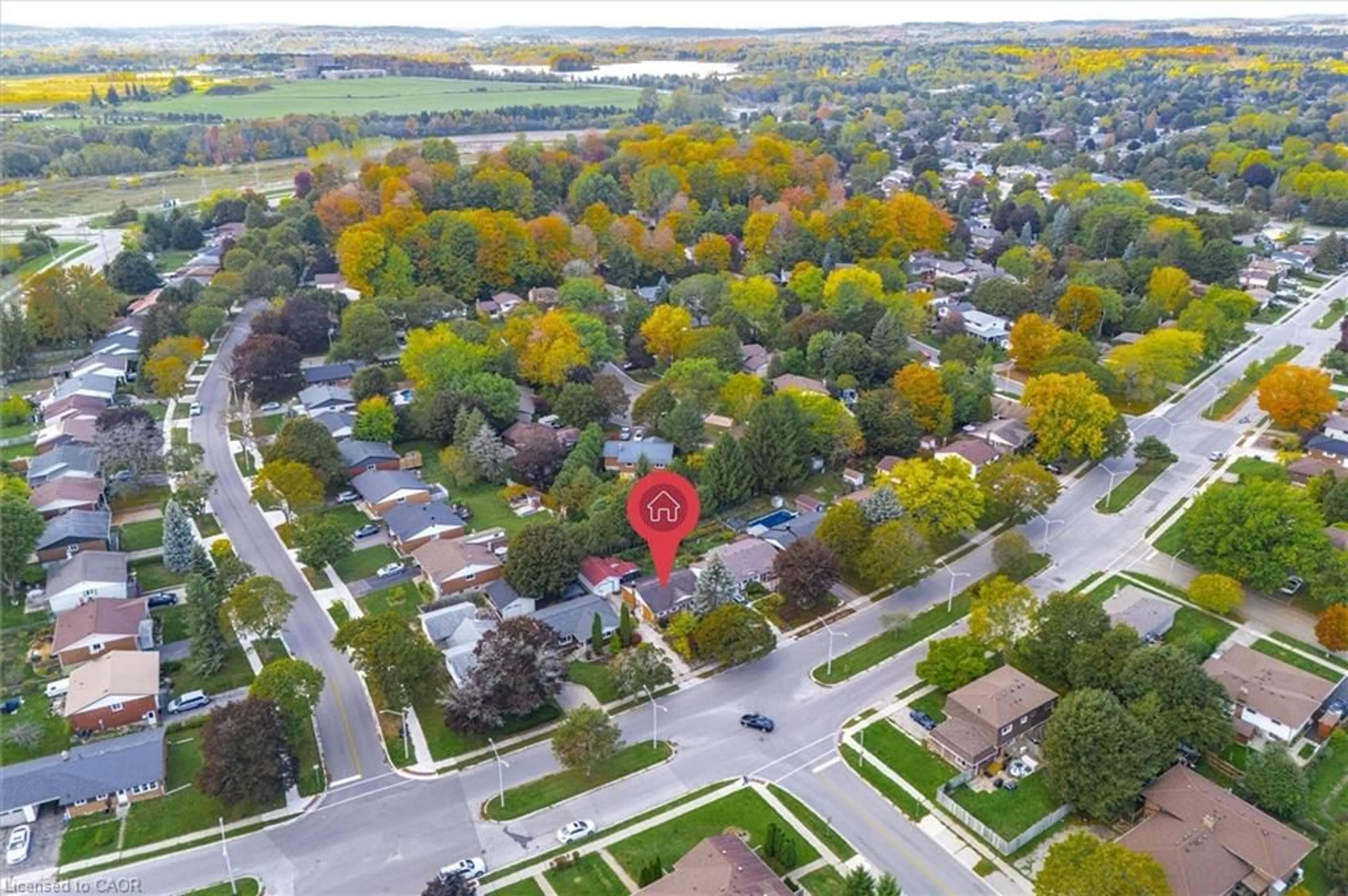 A pic from outside/outdoor area/front of a property/back of a property/a pic from drone, street for 521 Glen Forrest Blvd, Waterloo Ontario N2L 4H9