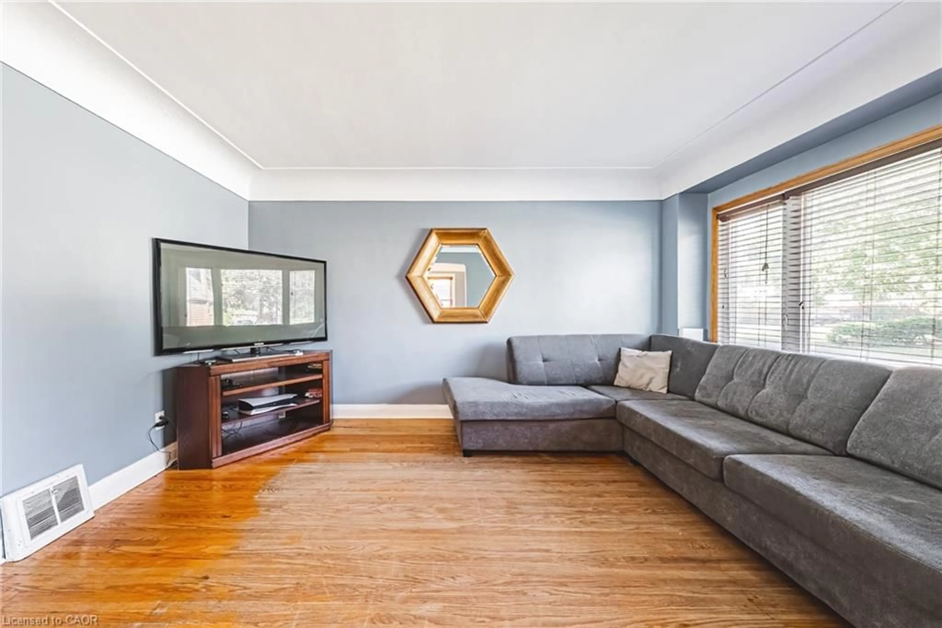 Living room with furniture, wood/laminate floor for 35 Ipswich Pl, Hamilton Ontario L8K 3E8