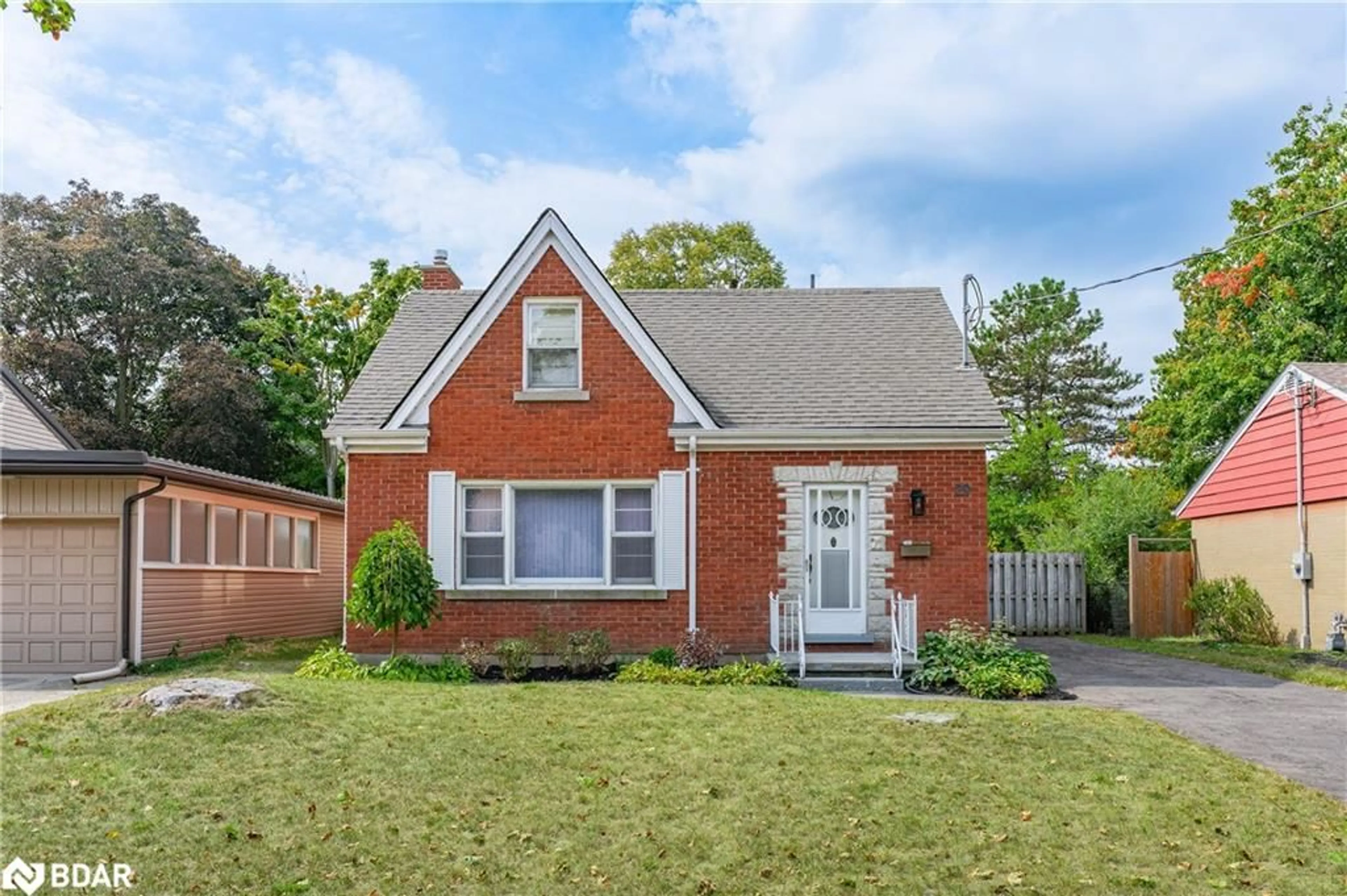 Home with brick exterior material, street for 29 Ridgewood Ave, Kitchener Ontario N2H 4L1