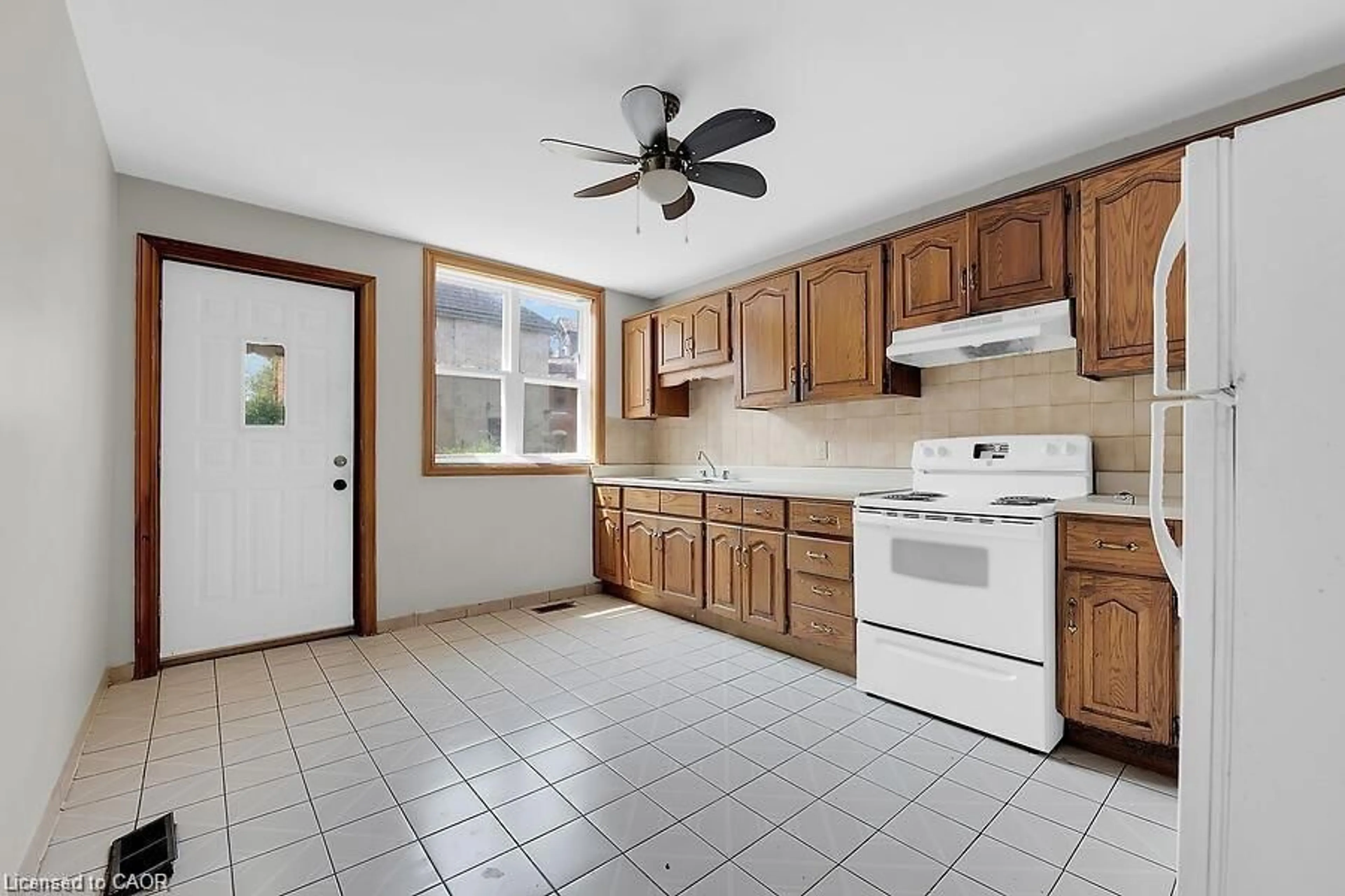 Standard kitchen, ceramic/tile floor for 88 Grant Ave, Hamilton Ontario L8N 2X7