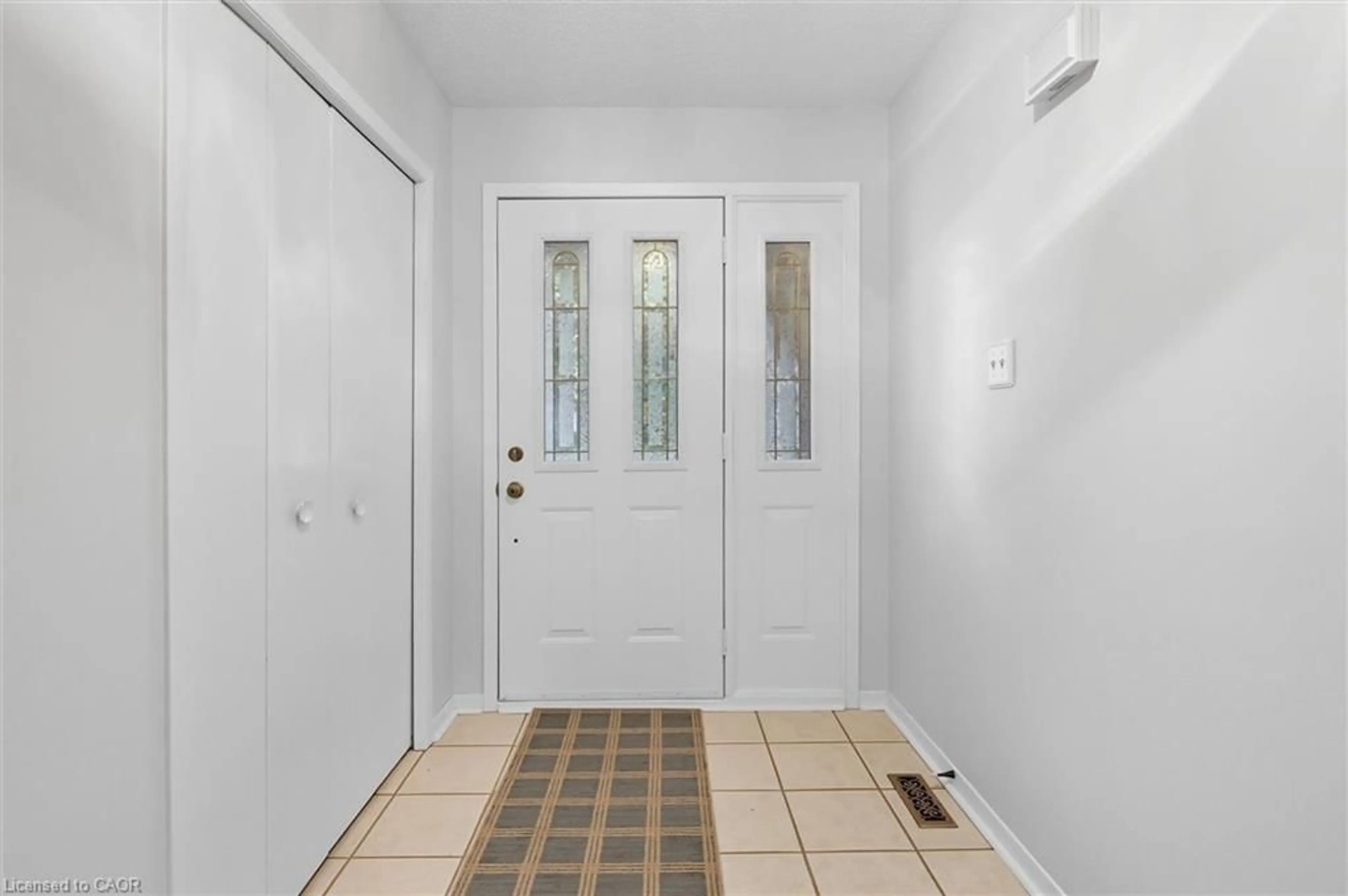 Indoor entryway for 2400 Eaglesfield Dr, Burlington Ontario L7P 3V5