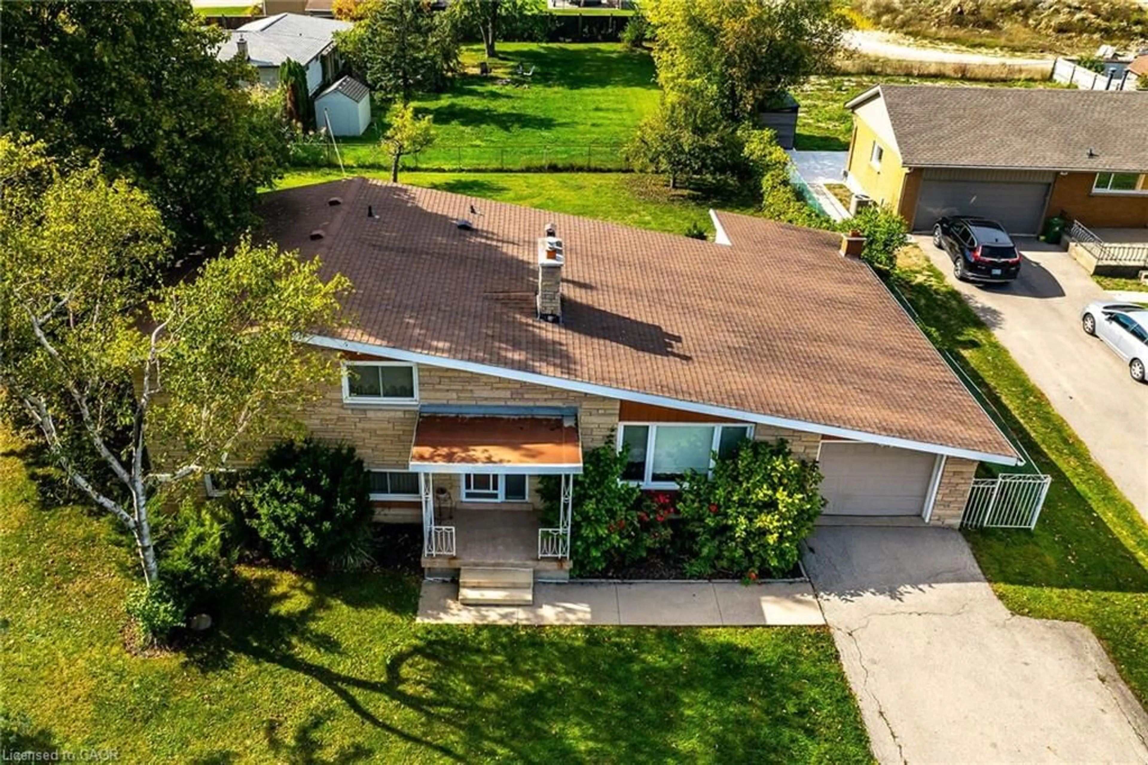 A pic from outside/outdoor area/front of a property/back of a property/a pic from drone, street for 5 Third Rd, Stoney Creek Ontario L8J 3J5