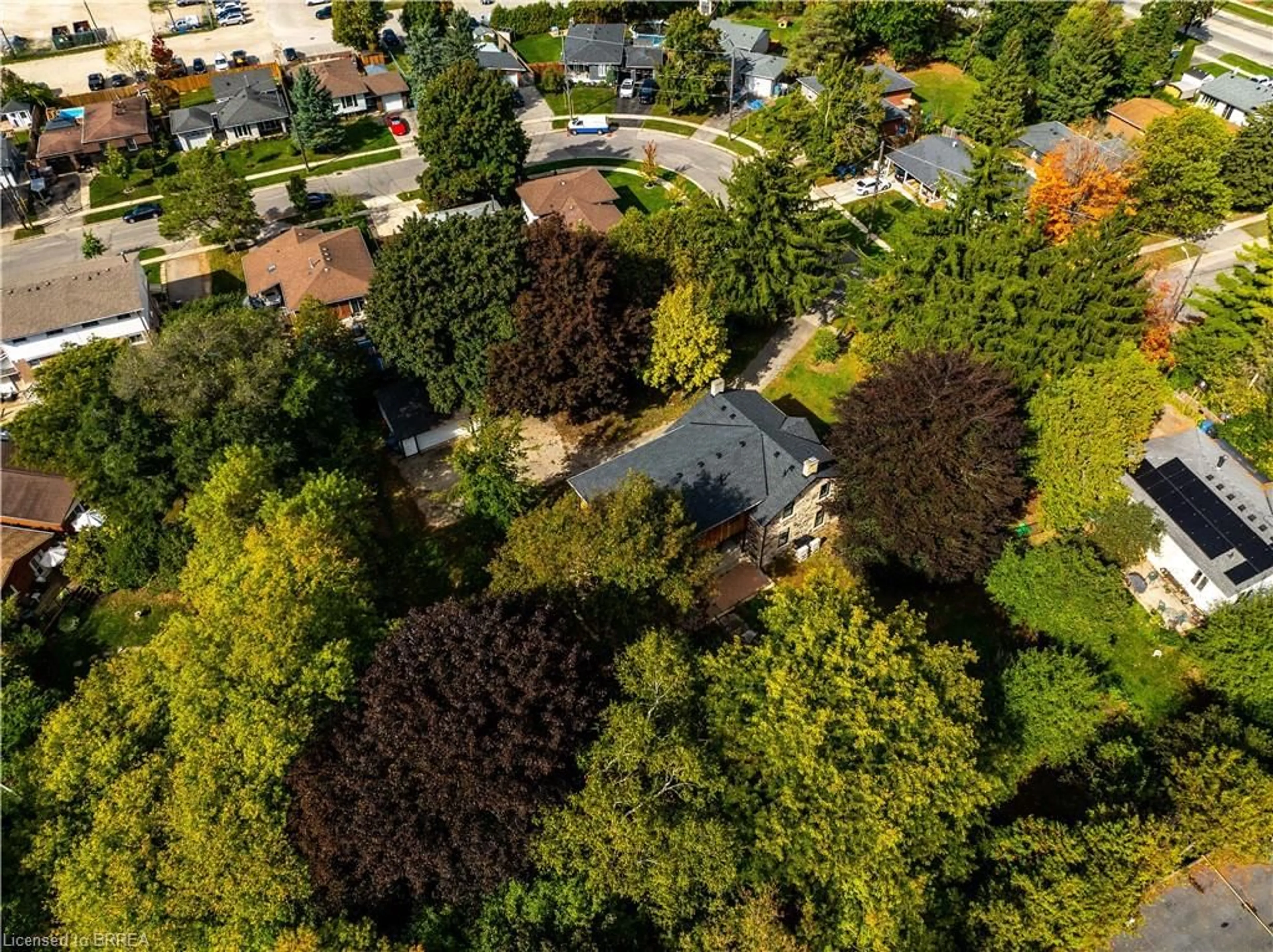 A pic from outside/outdoor area/front of a property/back of a property/a pic from drone, street for 33 Islington Ave, Guelph Ontario N1E 1B2