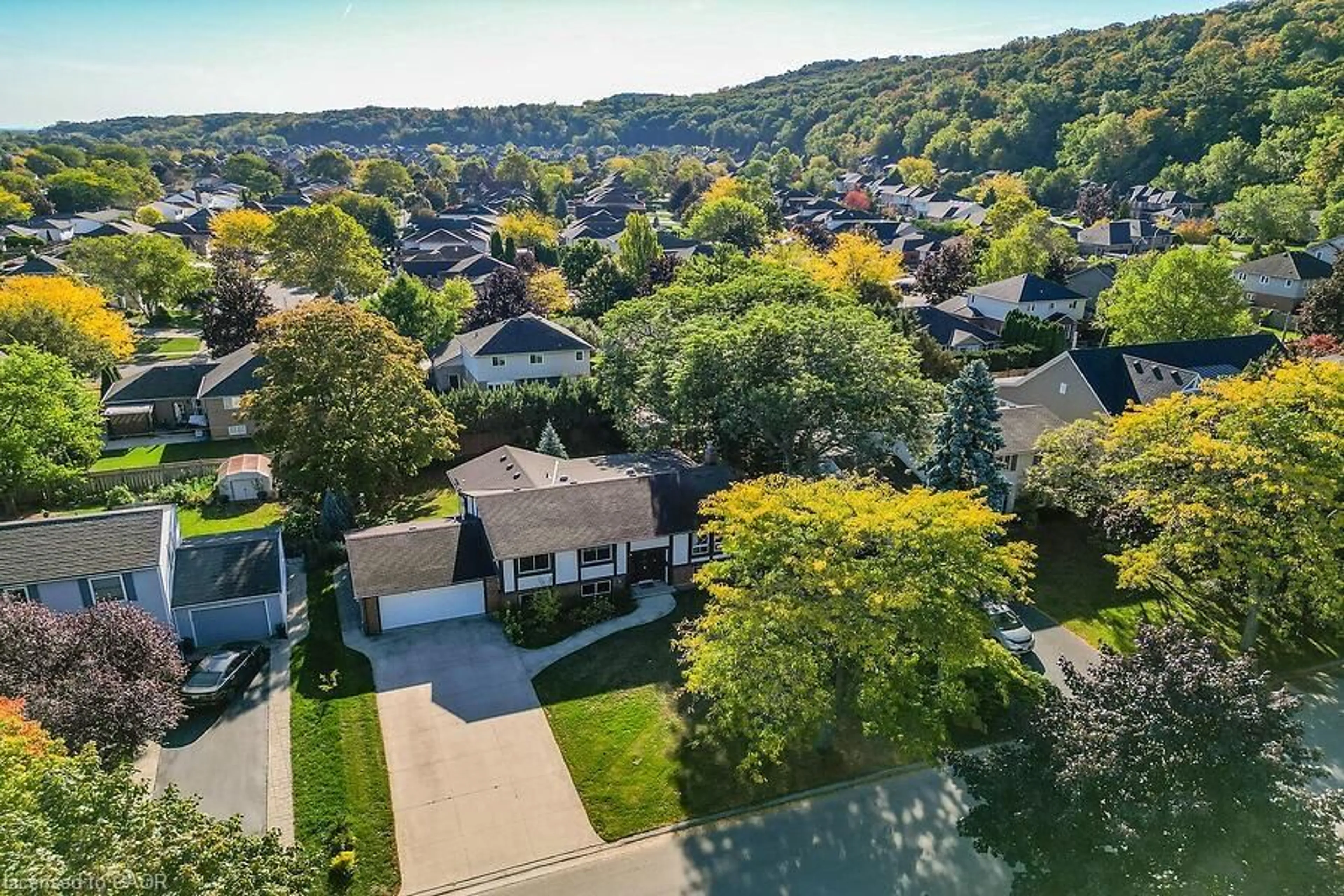 A pic from outside/outdoor area/front of a property/back of a property/a pic from drone, street for 29 Governors Rd, Grimsby Ontario L3M 2Y3