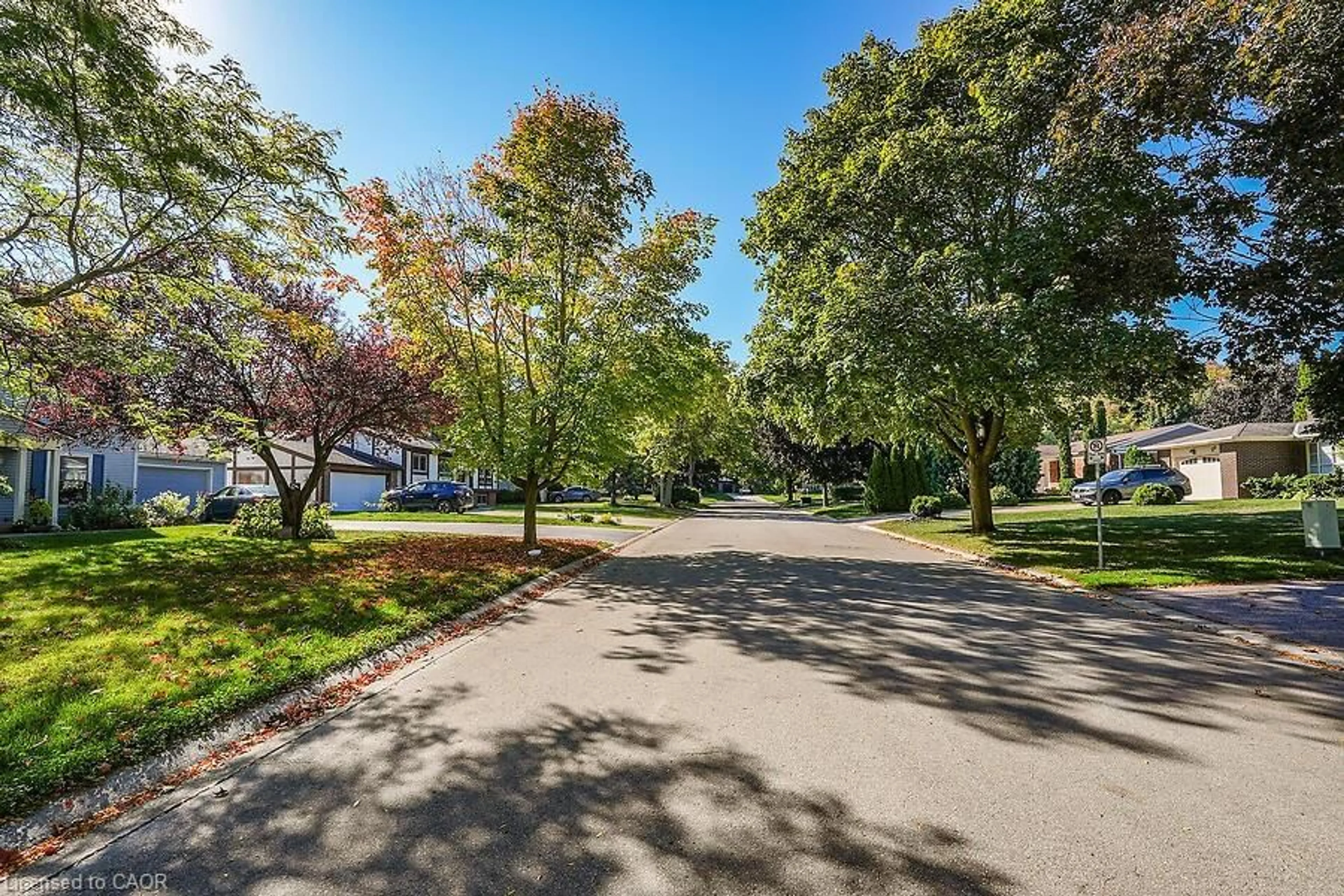 A pic from outside/outdoor area/front of a property/back of a property/a pic from drone, street for 29 Governors Rd, Grimsby Ontario L3M 2Y3
