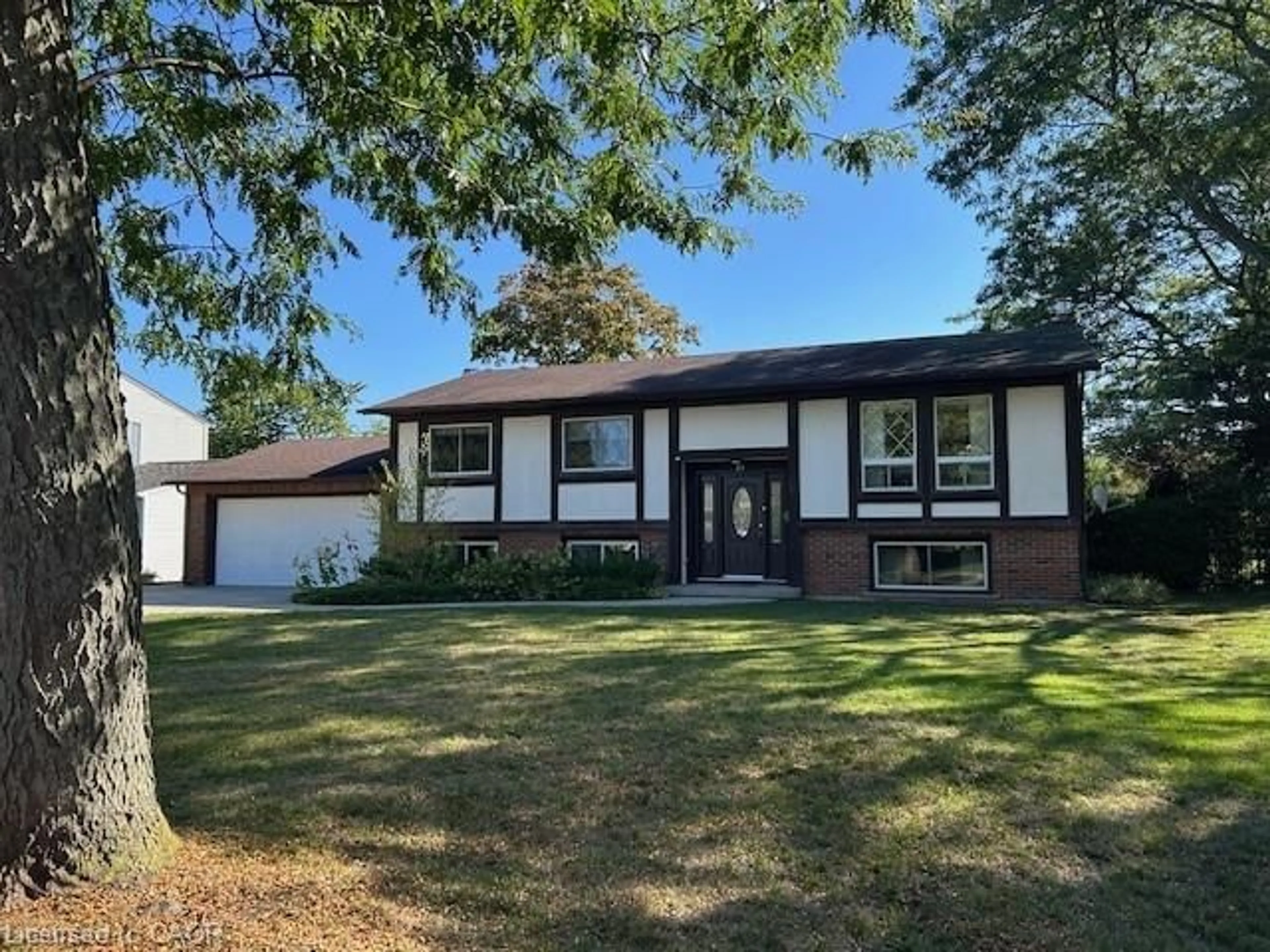 Home with vinyl exterior material, street for 29 Governors Rd, Grimsby Ontario L3M 2Y3