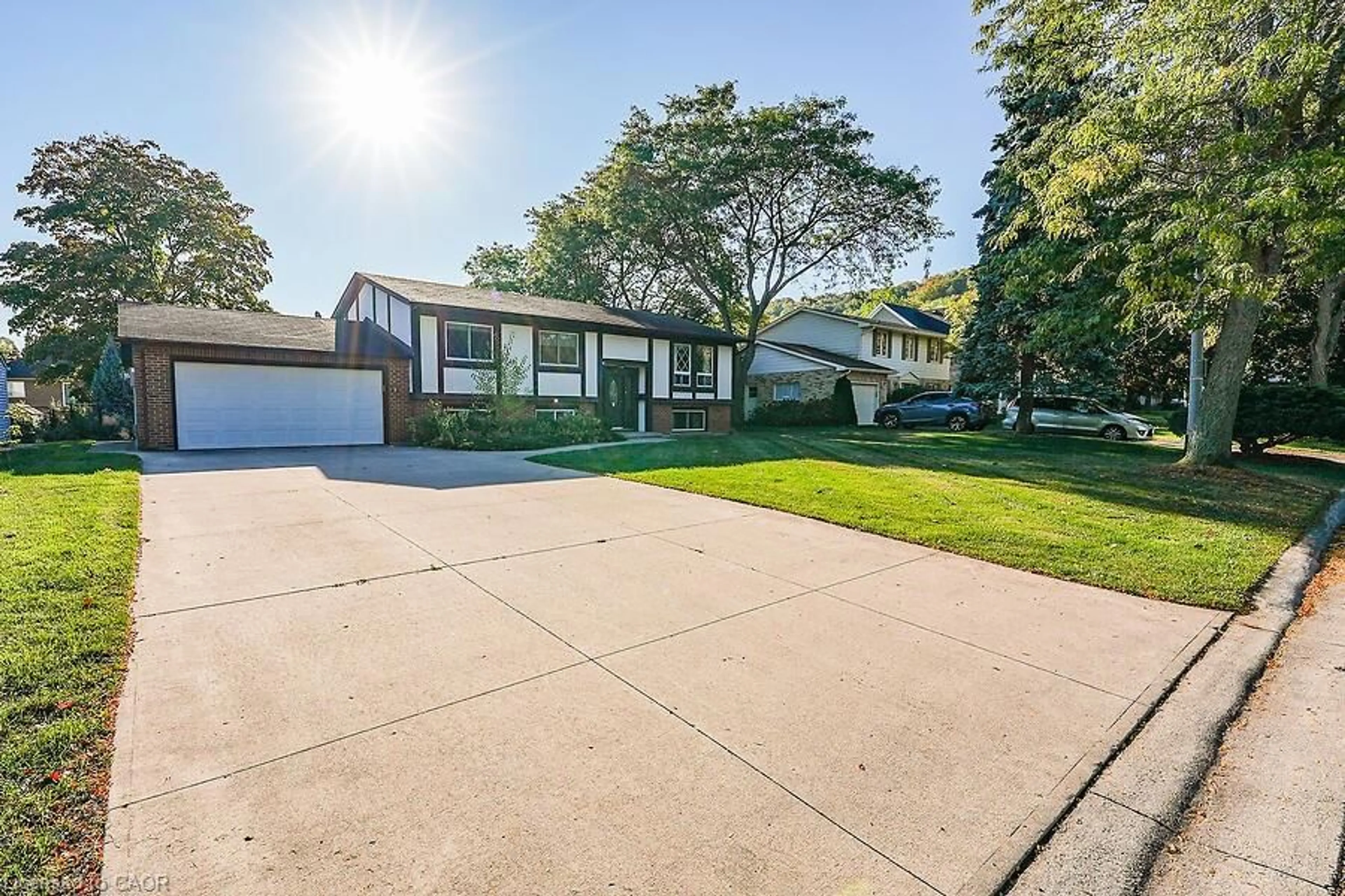 A pic from outside/outdoor area/front of a property/back of a property/a pic from drone, street for 29 Governors Rd, Grimsby Ontario L3M 2Y3