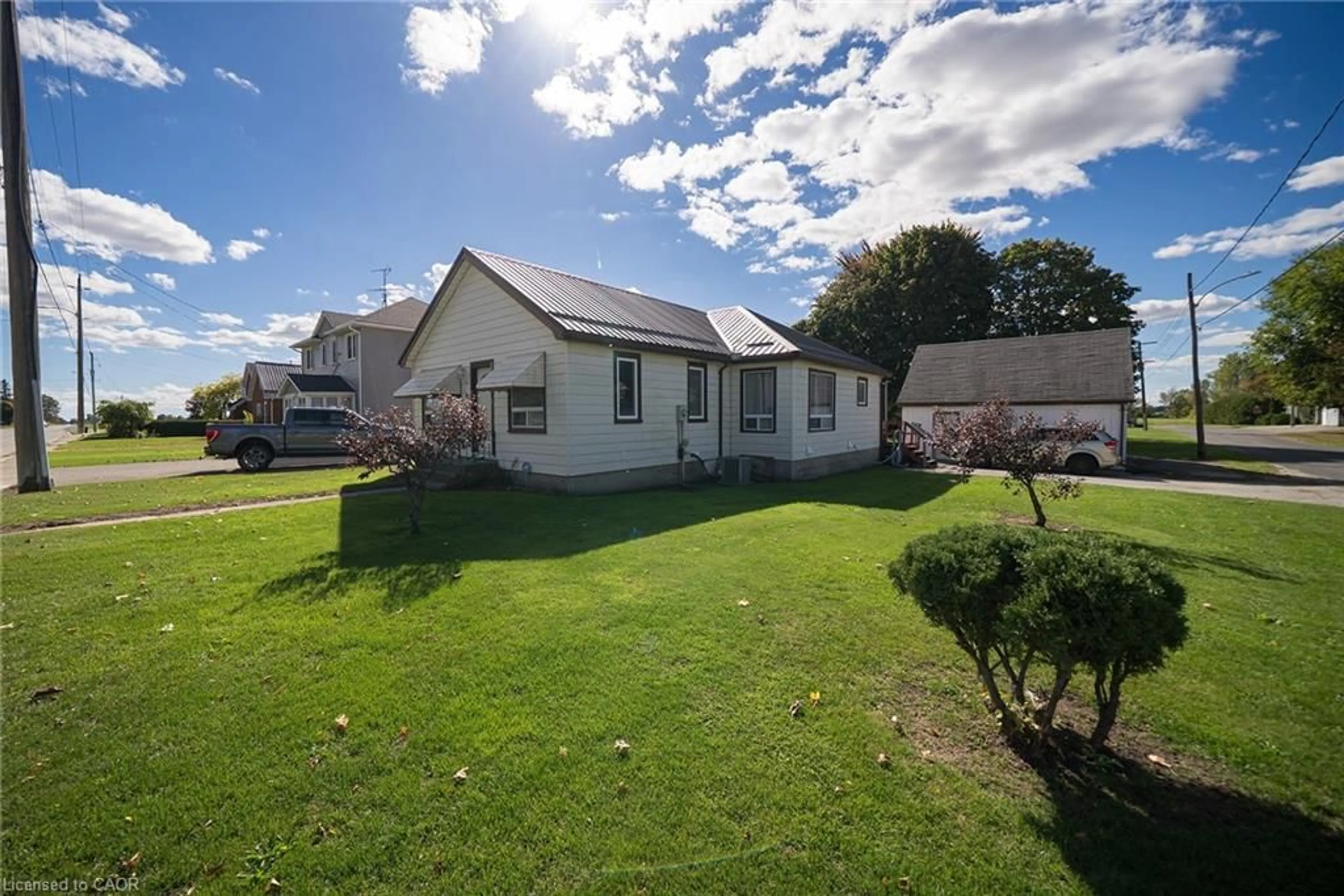 A pic from outside/outdoor area/front of a property/back of a property/a pic from drone, building for 8 Queen St, Langton Ontario N0E 1G0