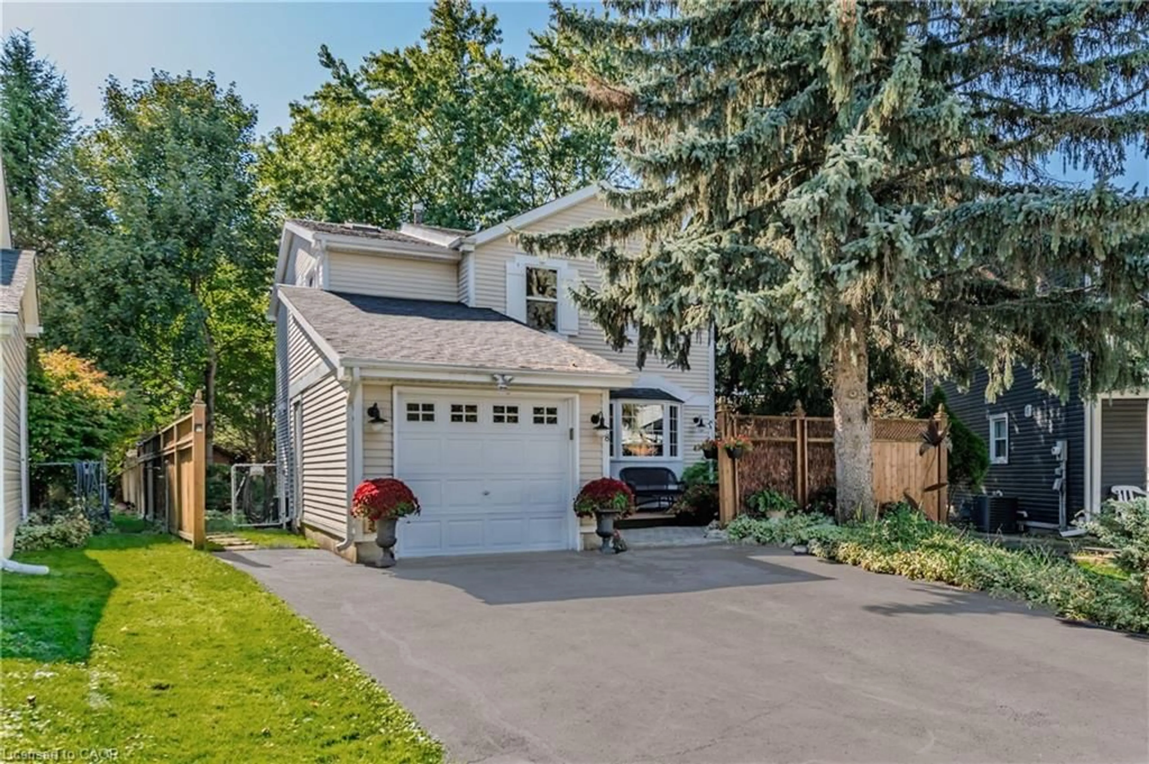 Home with vinyl exterior material, street for 18 Blueridge Sq, Brampton Ontario L6Z 1A1