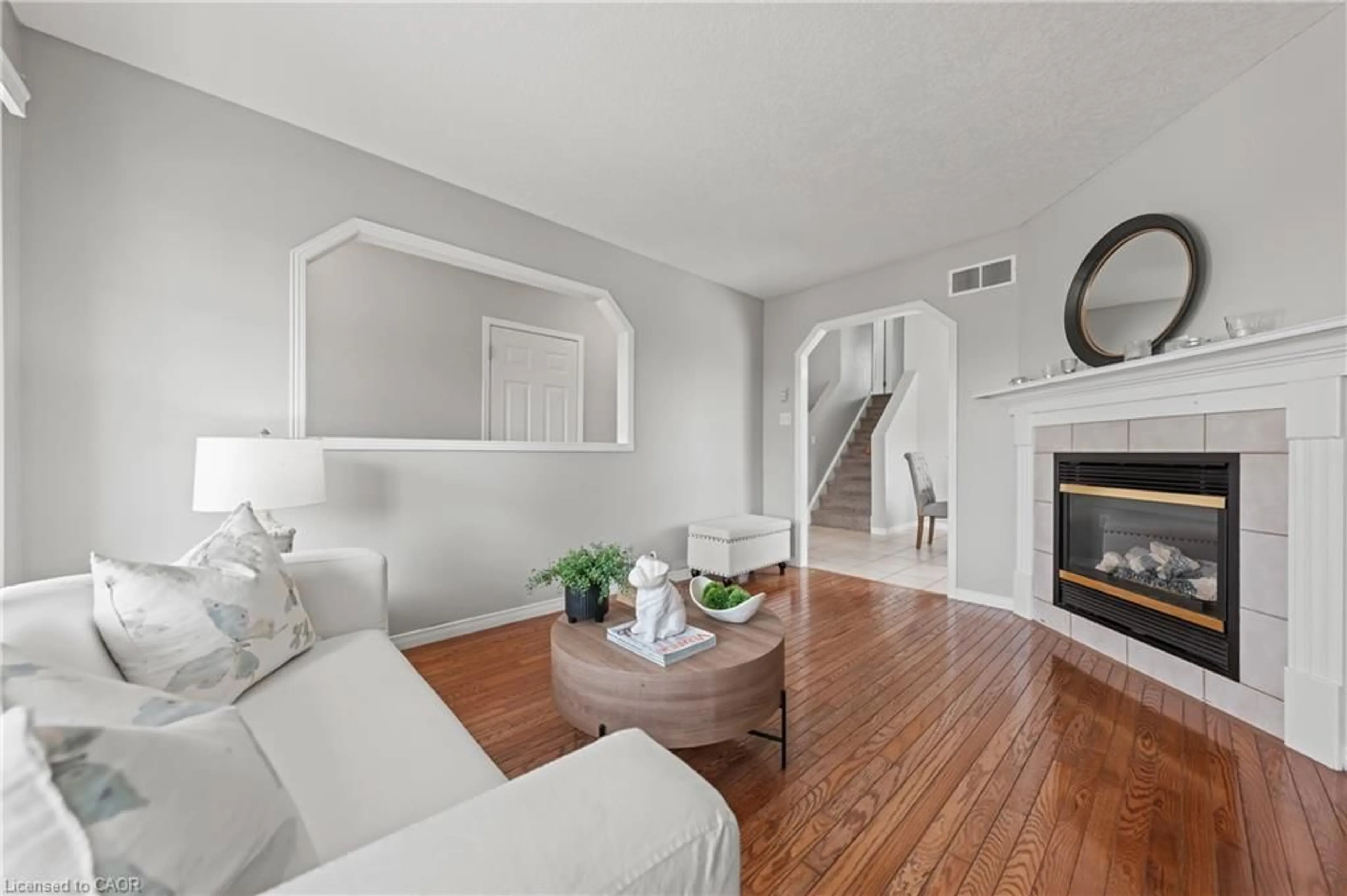 Living room with furniture, wood/laminate floor for 28 Bronwyn Pl, Guelph Ontario N1K 1X1