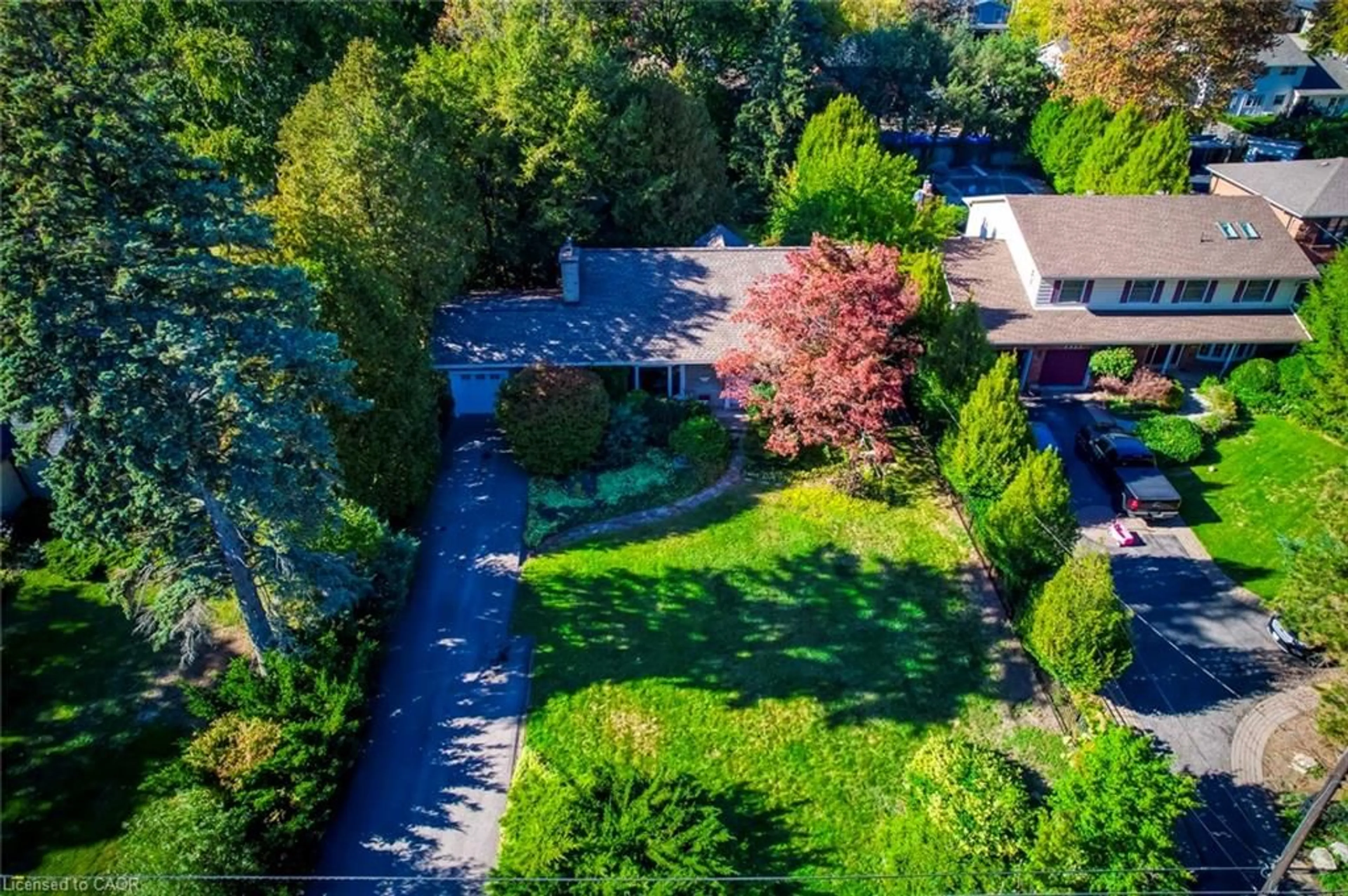 A pic from outside/outdoor area/front of a property/back of a property/a pic from drone, street for 4447 Lakeshore Rd, Burlington Ontario L7L 1B3