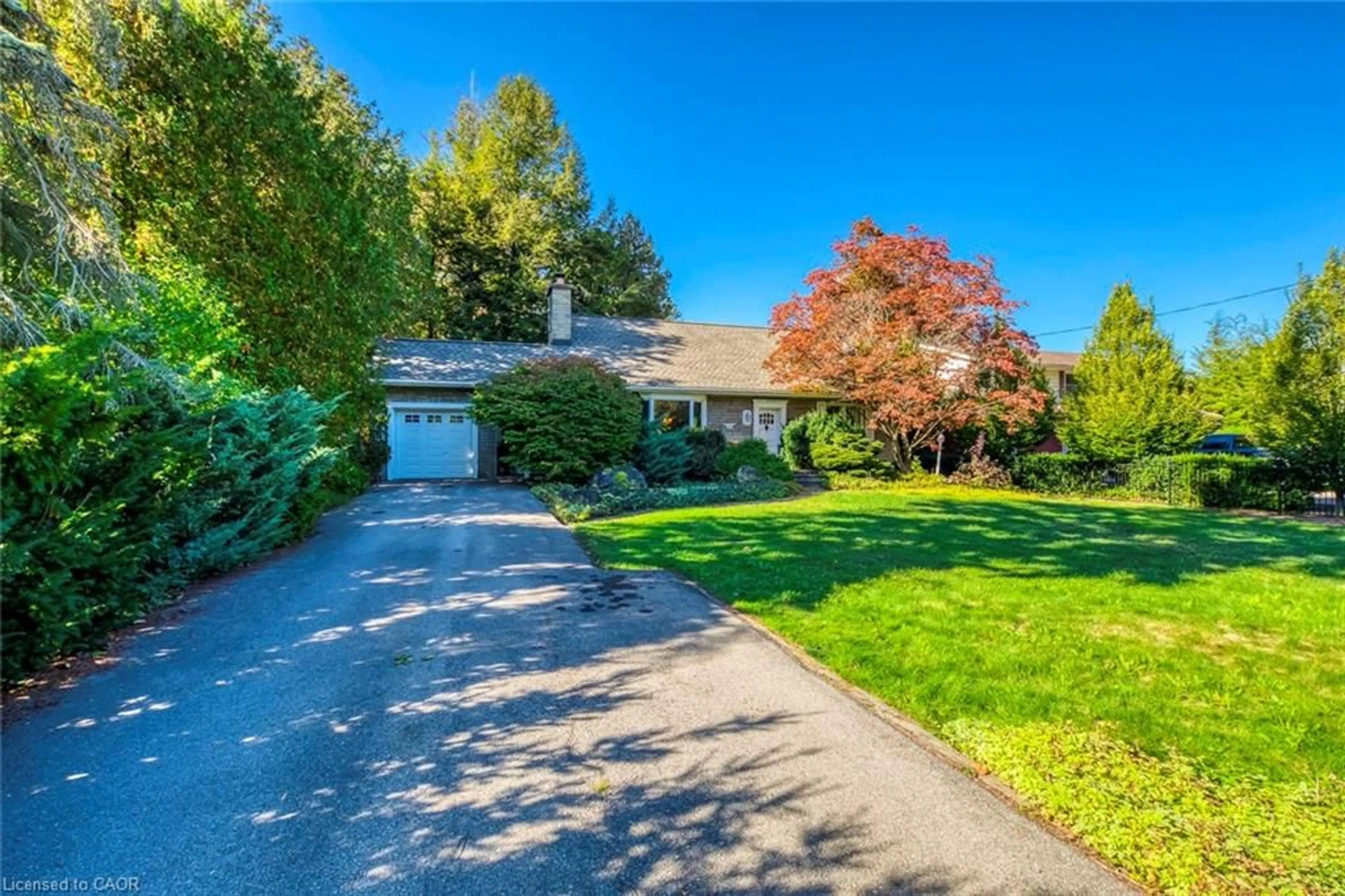 A pic from outside/outdoor area/front of a property/back of a property/a pic from drone, street for 4447 Lakeshore Rd, Burlington Ontario L7L 1B3