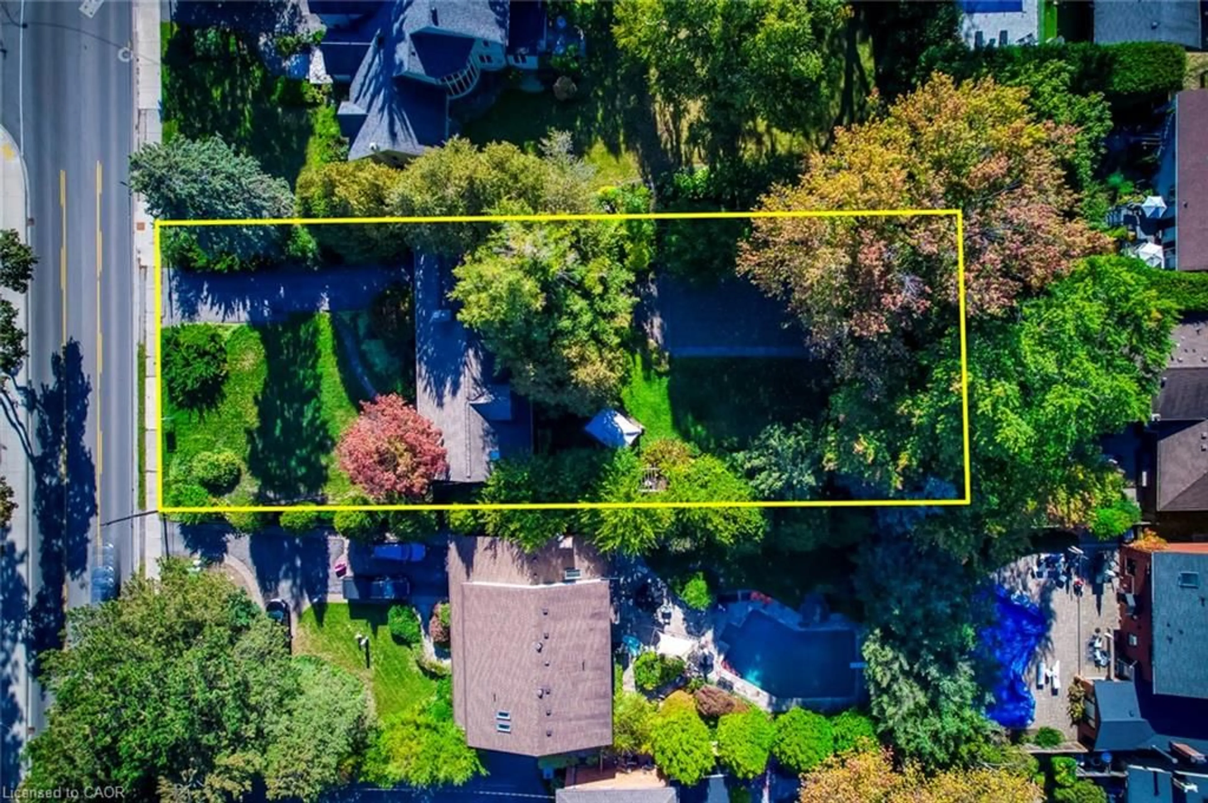A pic from outside/outdoor area/front of a property/back of a property/a pic from drone, street for 4447 Lakeshore Rd, Burlington Ontario L7L 1B3