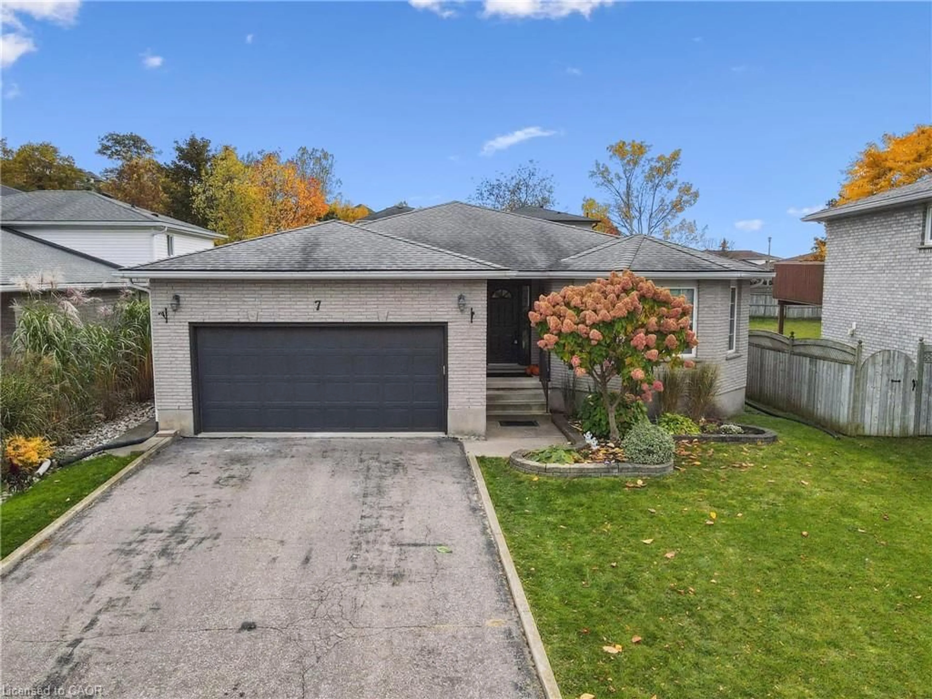 A pic from outside/outdoor area/front of a property/back of a property/a pic from drone, street for 7 Peter Crt, Cambridge Ontario N1P 1C3