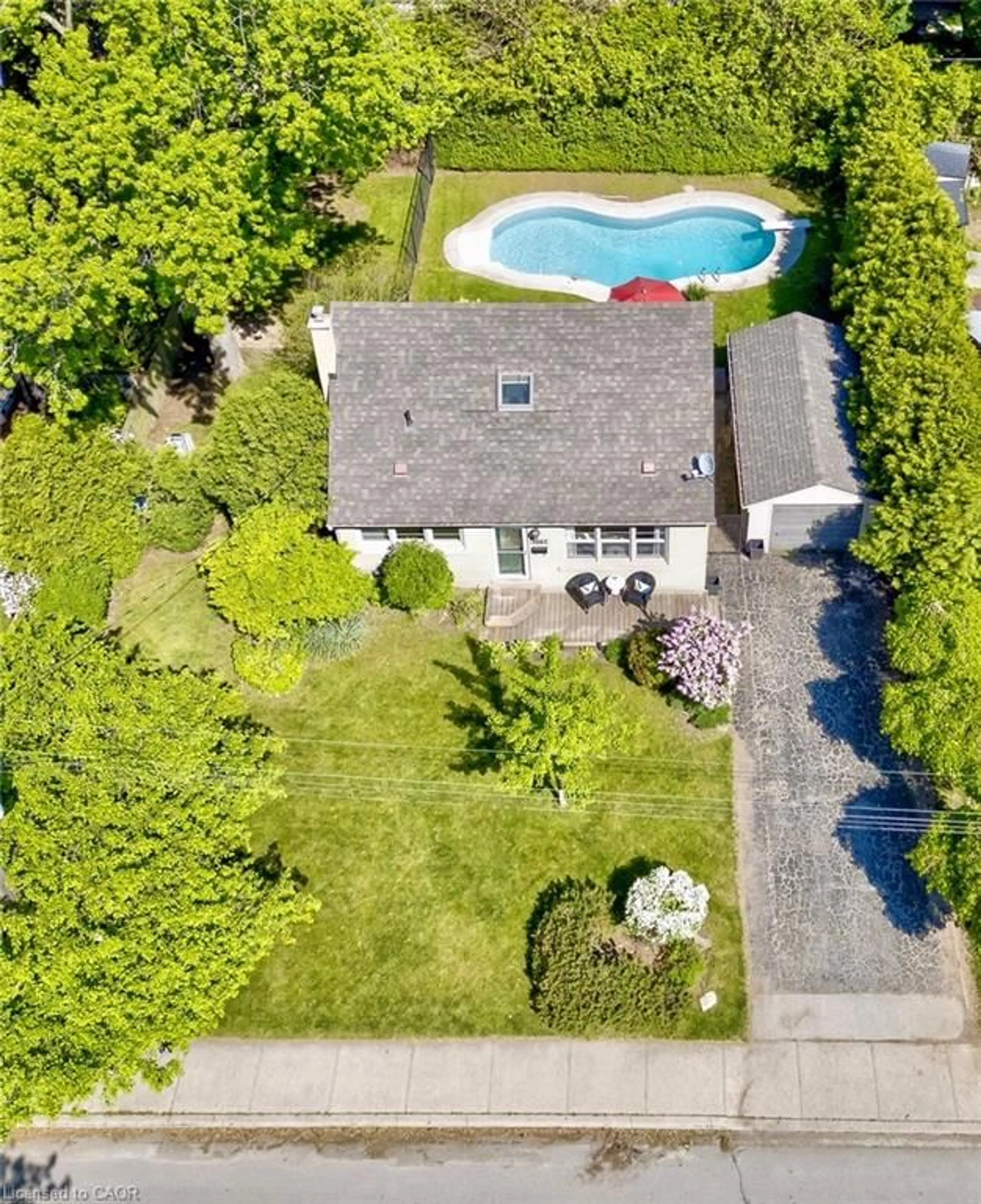 A pic from outside/outdoor area/front of a property/back of a property/a pic from drone, street for 2067 Maplewood Dr, Burlington Ontario L7R 2C6