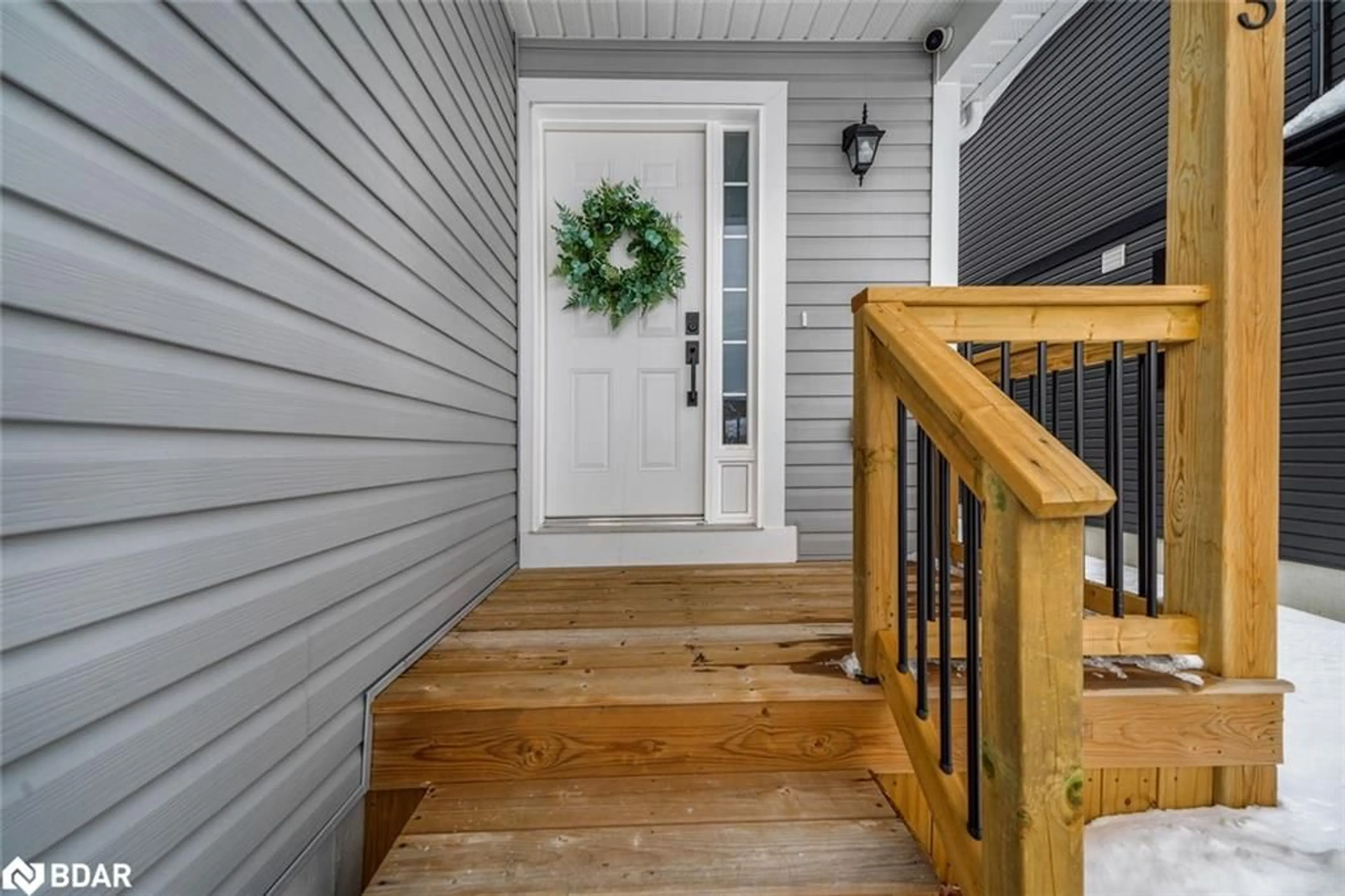 Indoor entryway for 255 Wild Rose Drive, Gravenhurst Ontario P1P 0B4